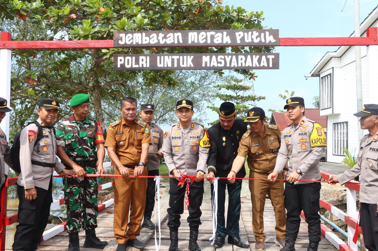 RESMIKAN: Kapolres Berau AKBP Ridho Tri Putranto meresmikan Jembatan Merah Putih di RT 6 Kelurahan Gunung Tabur. (BERAU POST)