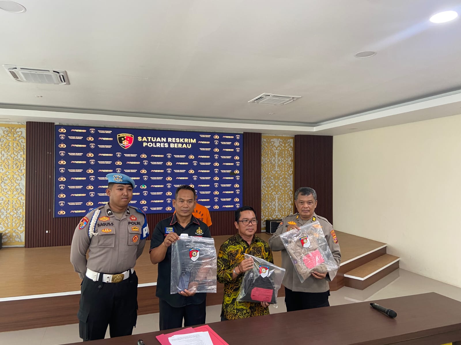 DIRILIS: Pelaku AS (25) yang dirilis oleh pihak kepolisian beberapa waktu lalu. (ARTA KUSUMA YUNANDA/BP)