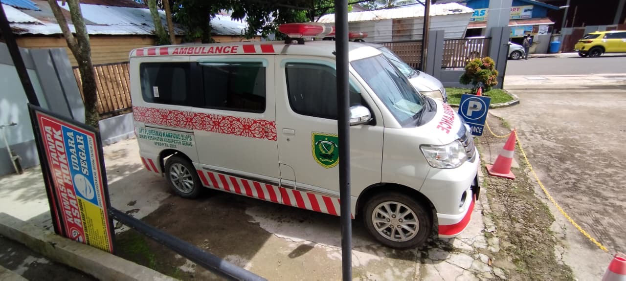 ILUSTRASI: Ambulans di sejumlah puskesmas masih diparkir di ruang terbuka tanpa garasi, sehingga dinilai perlu fasilitas parkir yang layak agar kendaraan layanan darurat tetap terawat. (IZZA/BP)