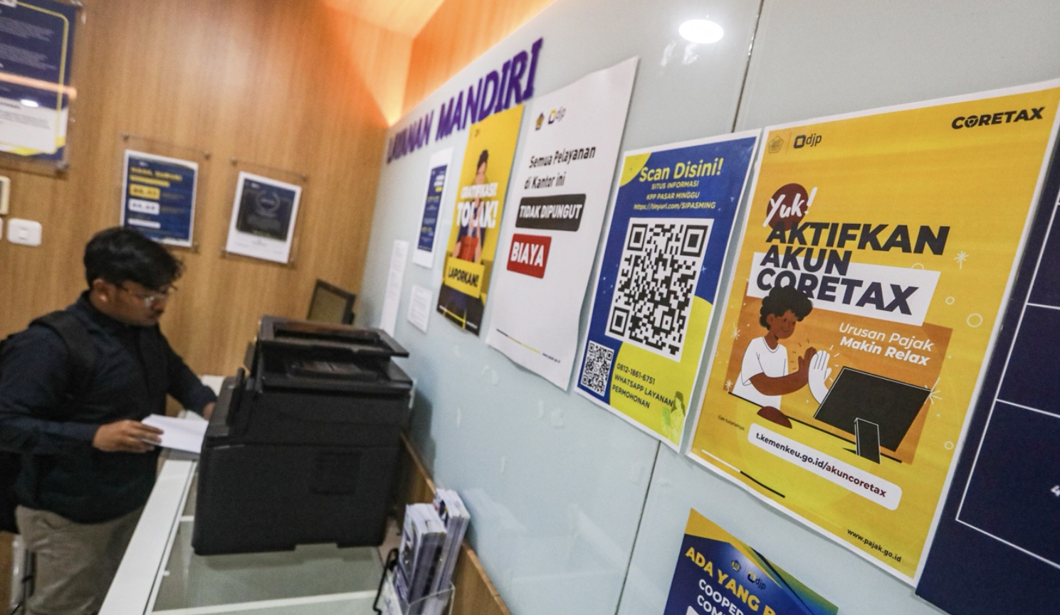 Warga melakukan aktivasi akun Coretax secara mandiri di Kantor Pelayanan Pajak (KPP).