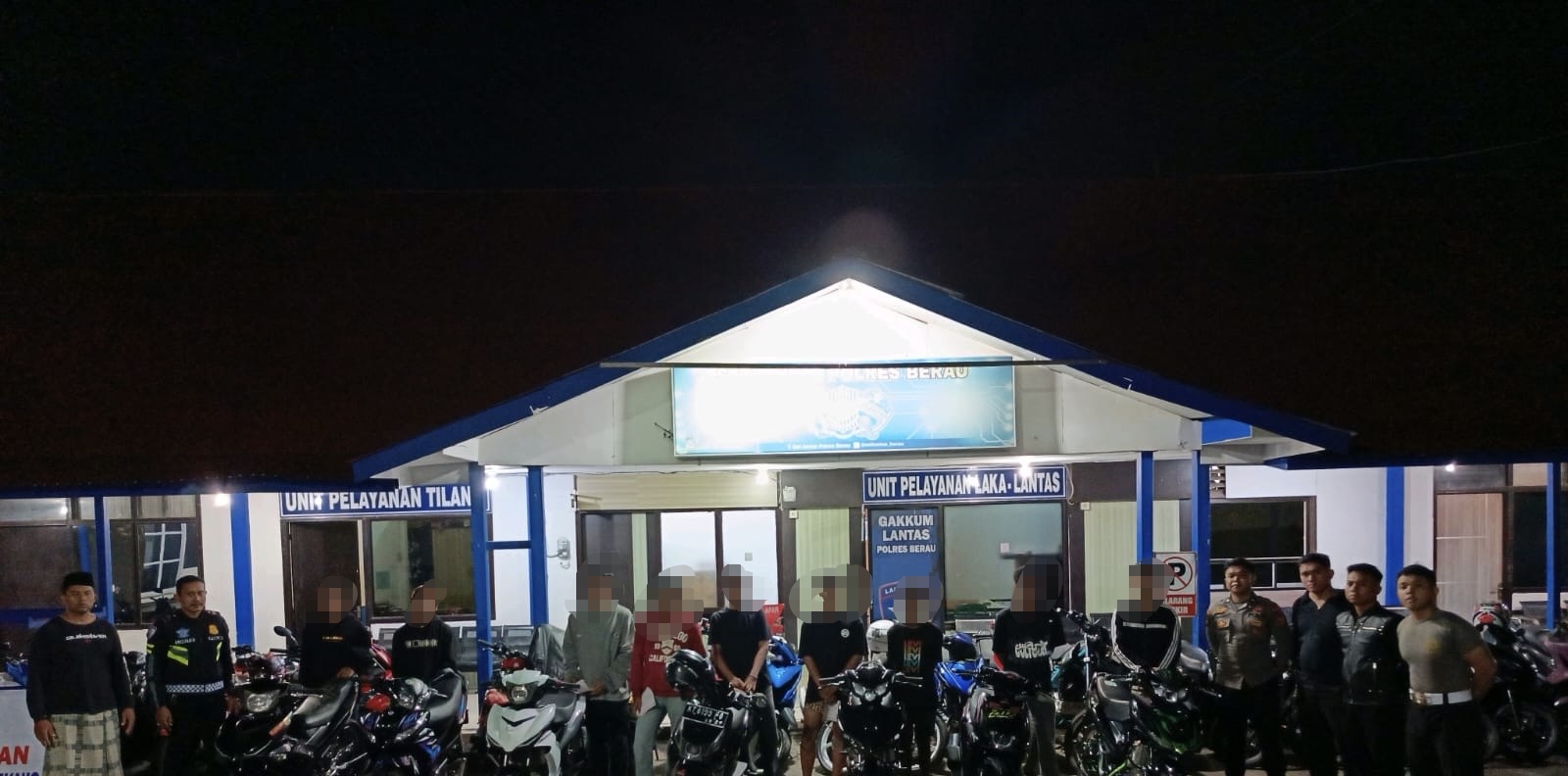 DIAMANKAN: Para pelaku dan kendaraan yang diduga dipakai balap liar diamankan oleh pihak kepolisian. (ARTA KUSUMA YUNANDA/BP)