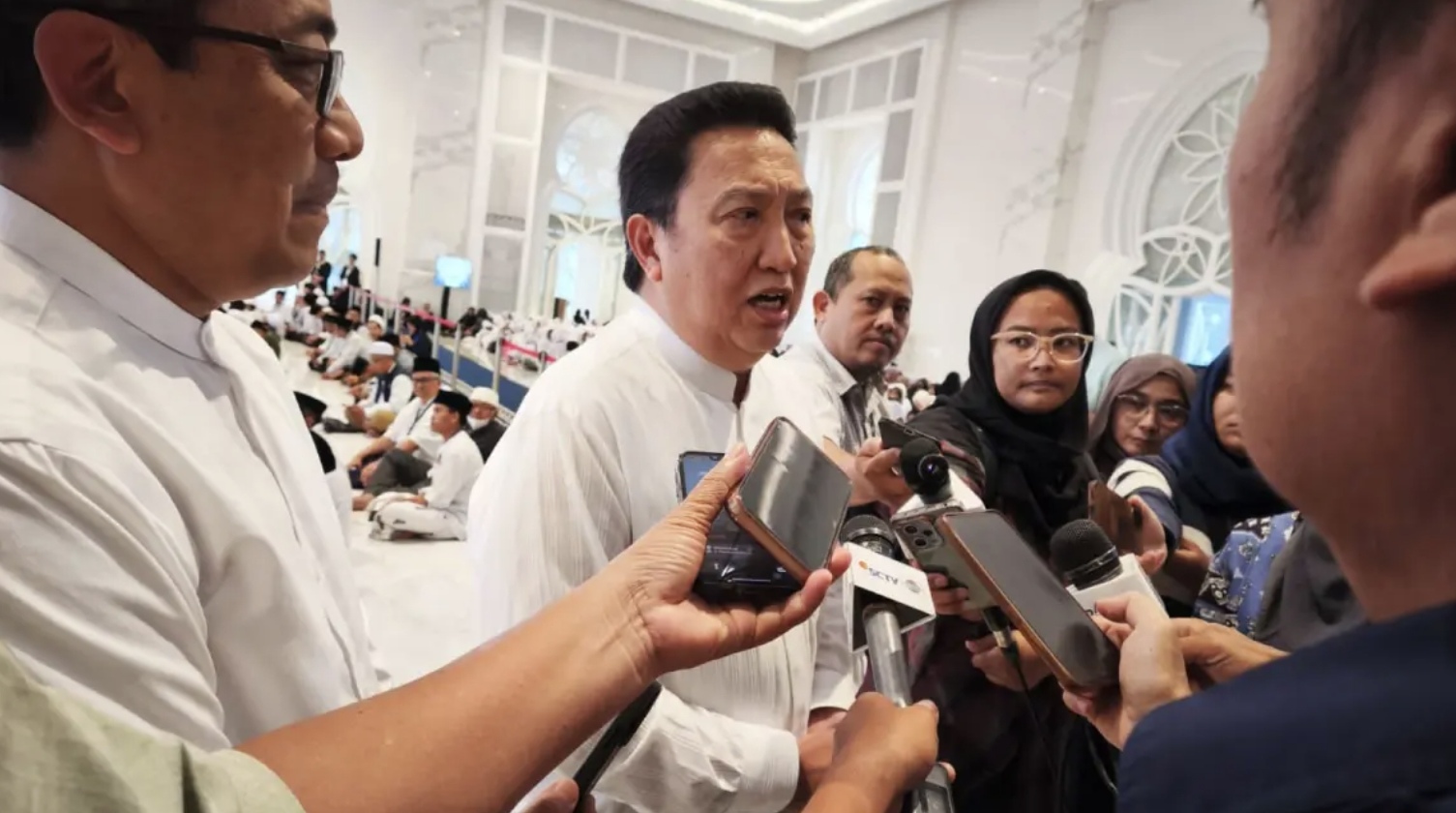 Boy Thohir usai memberikan santunan kepada anak yatim di Masjid At Thohir, Depok, Jawa Barat, Senin (16/3). (Nanda Prayoga/JawaPos.com)