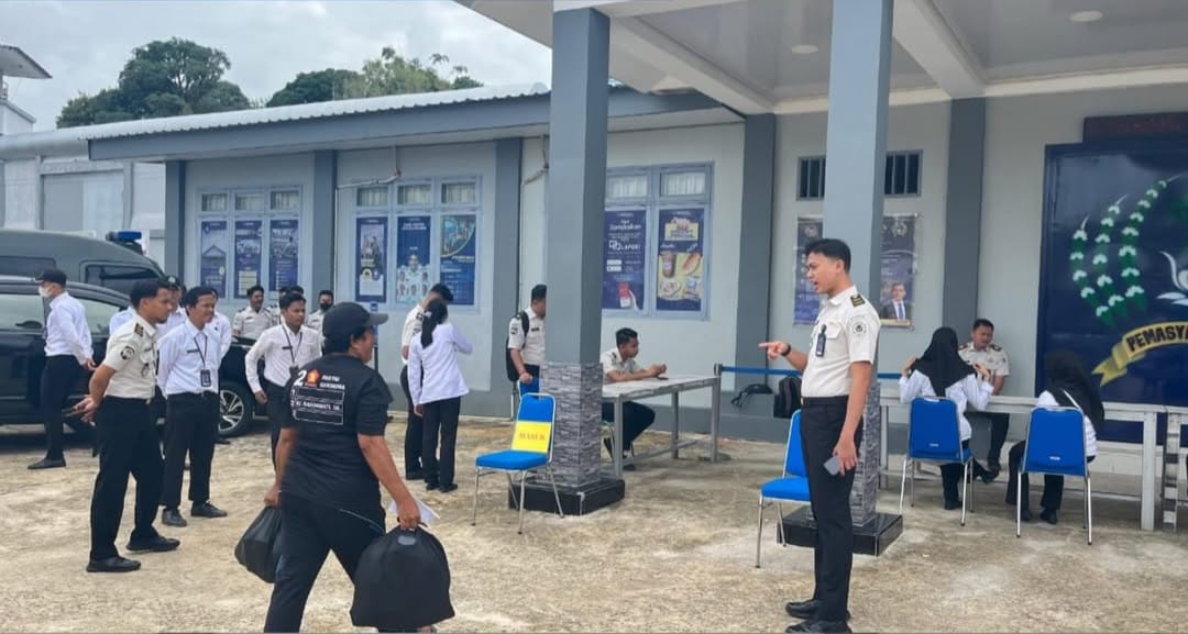 KUNJUNGAN: Petugas Lapas Tarakan lakukan simulasi pelayanan kunjungan bagi warga binaan selama Idufitri 2026.(LAPAS TARAKAN UNTUK HRK)