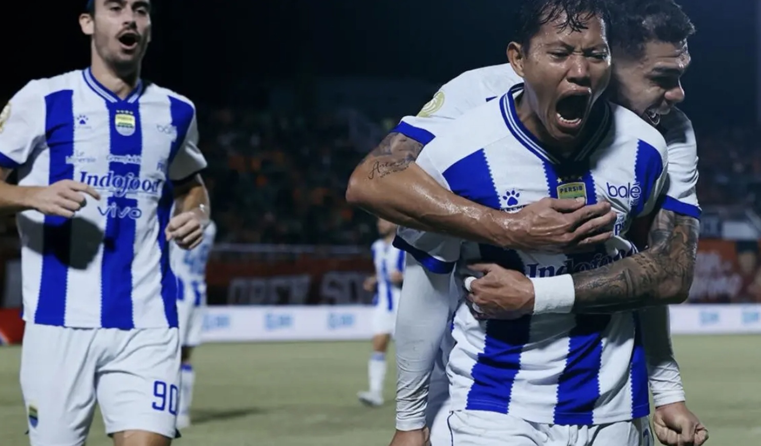 Adam Alis merayakan gol pembuka Persib Bandung saat menghadapi Borneo FC Samarinda di Stadion Segiri. (Persib)