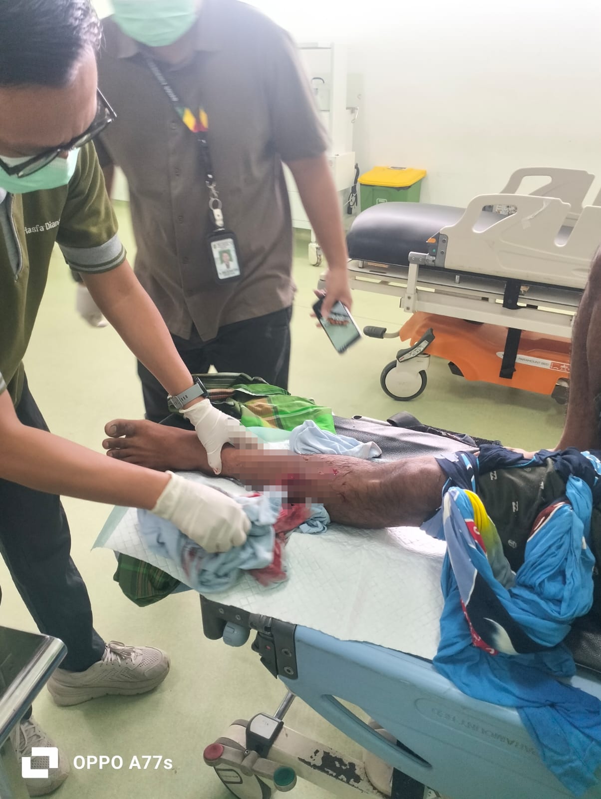 DILARIKAN: Seorang warga RT 14 diterkam buaya saat air pasang. (WARGA UNTUK BERAU POST) 