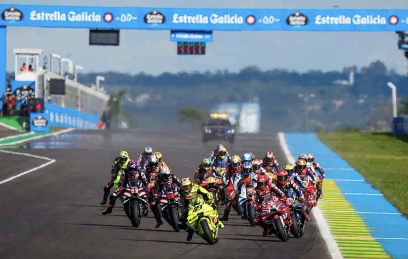 Pembalap Pertamina Enduro VR46 Racing Team Fabio Di Giannantonio (depan kiri). akan menjalani MotoGP Brasil 2026 di pole position setelah menjadi yang tercepat dalam kualifikasi di Sirkuit Aut&oacute;dromo