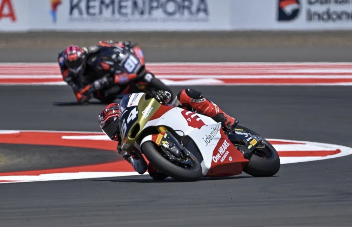 Pembalap Idemitsu Honda Team Asia Mario Suryo Aji memacu kecepatan sepeda motornya dalam sesi latihan bebas Moto2 di Sirkuit Internasional Pertamina Mandalika.