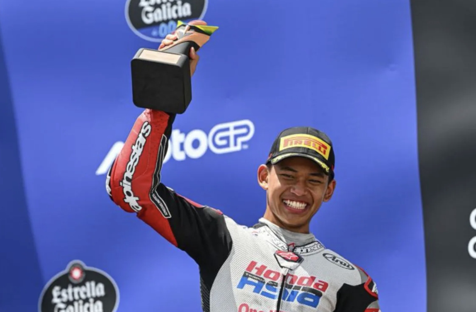 Pembalap Honda Team Asia asal Indonesia, Veda Pratama, memperlihatkan trofi pembalap terbaik ketiga yang diraihnya pada balapan Moto3 GP Brasil 2026 di Sirkuit Ayrton Senna, Goiania. (ANTARA)