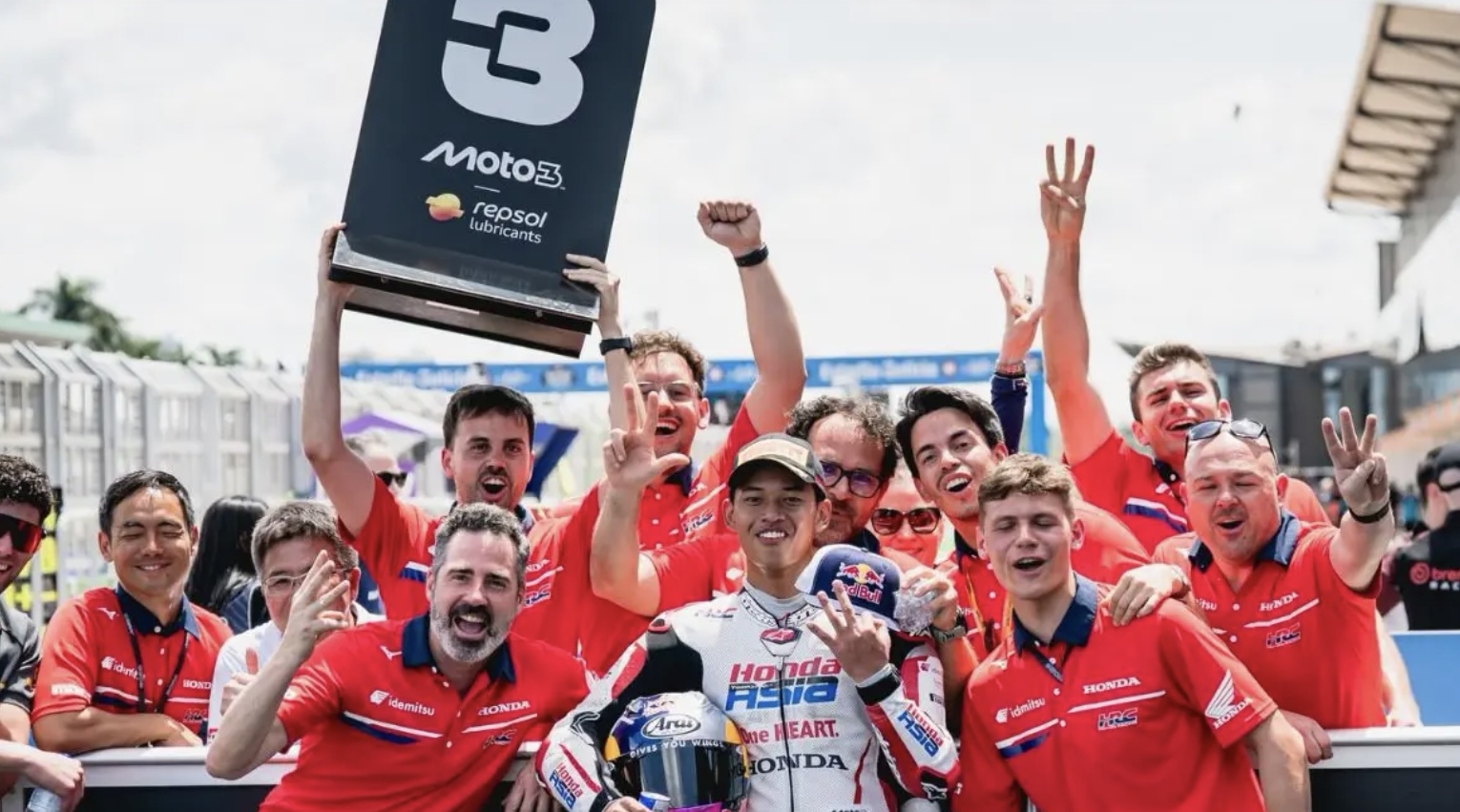 Veda Ega Pratama merayakan podium ketiga Moto3 Brasil 2026, torehan sejarah baru bagi Indonesia di ajang Grand Prix. (Instagram @veda_54)