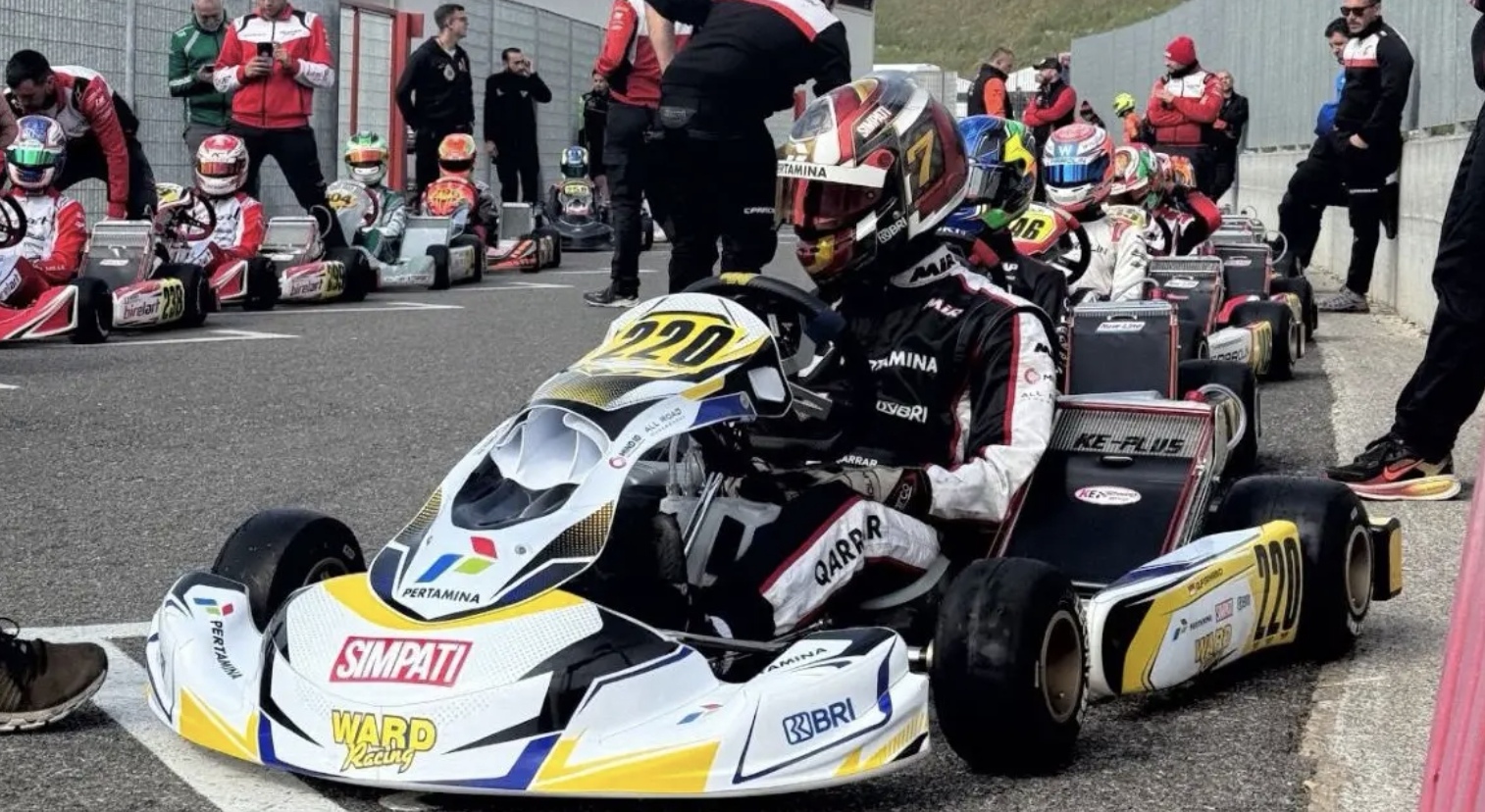 Pembalap muda Qarrar Firhand meraih podium pada putaran final WSK Super Master Series 2026. (Istimewa)  