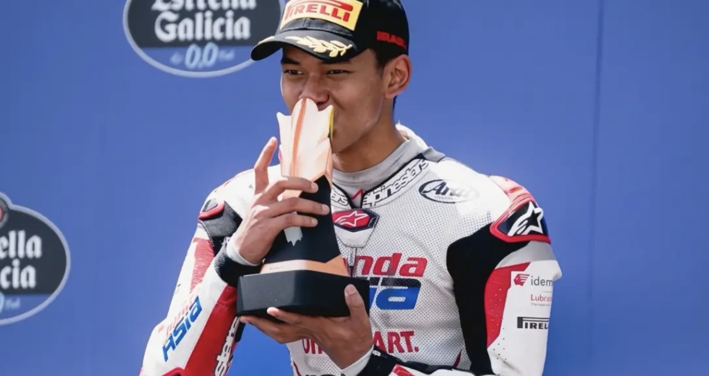 Veda Ega Pratama merayakan podium ketiga Moto3 Brasil 2026 yang menjadi sejarah baru bagi Indonesia. (Instagram @veda_54)