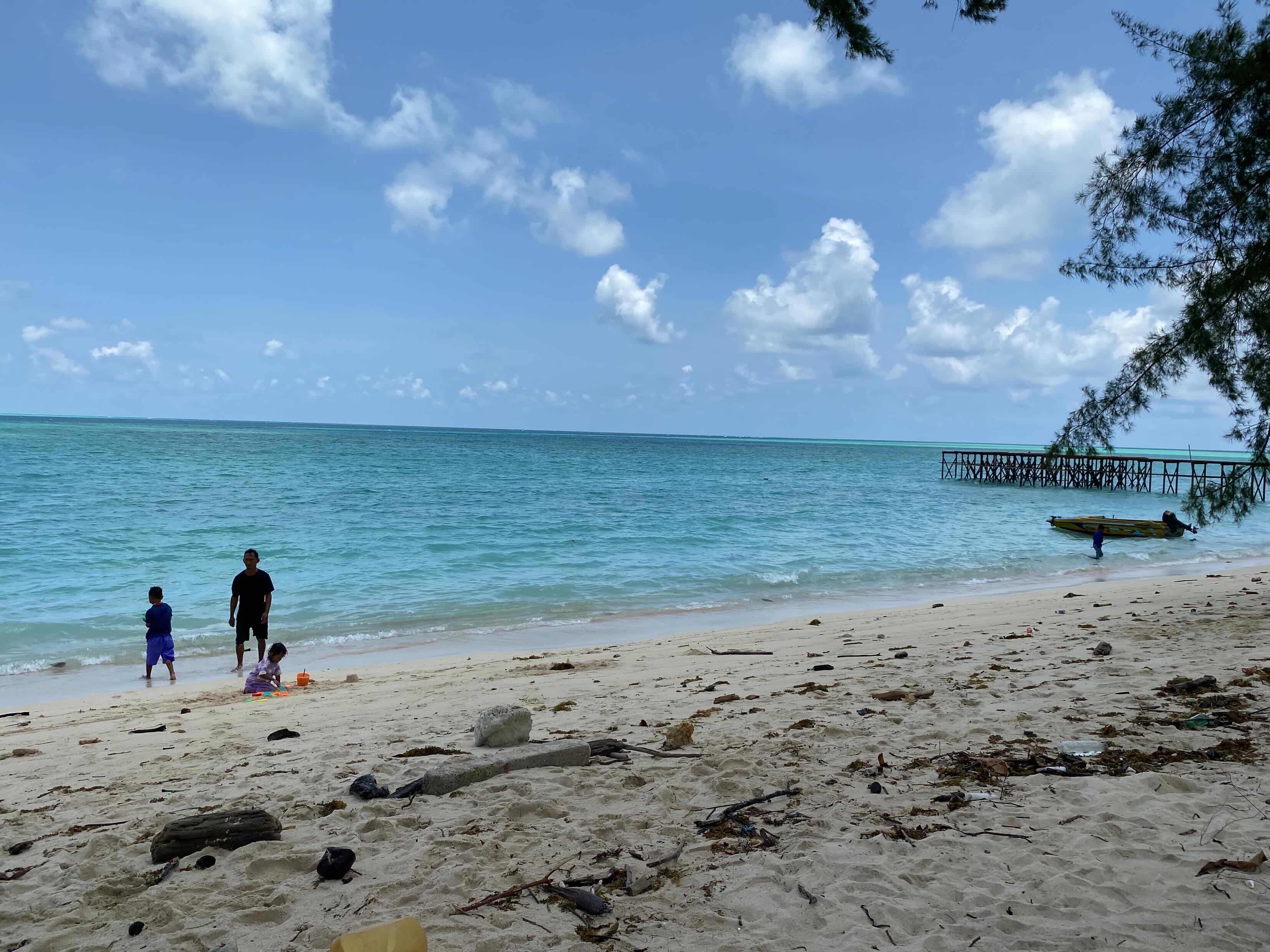  WISATAWAN: Wisatawan lokal mendominasi wisata unggulan Berau, Pulau Derawan. Beberapa penginapan di atas air disebut memiliki daya tarik paling tinggi. (SENO/BP)