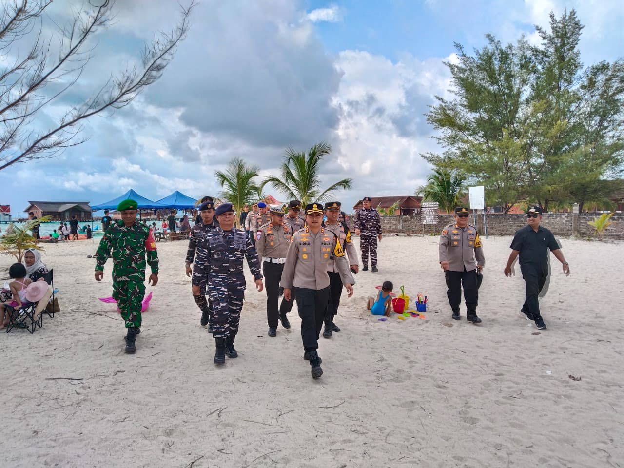 PASTIKAN AMAN: Kapolres Berau AKBP Ridho Tri Putranto, bersama dengan Kapolsek Pulau Derawan AKP Iwan Purwanto, saat melakukan pengecekan guna memastikan pengunjung aman dan nyaman di Pulau Derawan. 
