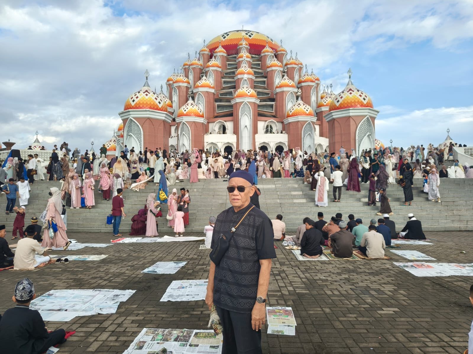 IDULFITRI: Salat Id di halaman Masjid Asmaulhusna (99 kubah). (Dok pribadi)