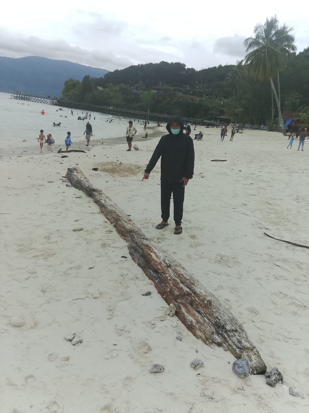 DIRAWAT: Korban tertabrak kayu, saat dievakuasi dan dibawa ke Rumah Sakit kemarin. (ARTA KUSUMA YUNANDA/BP)