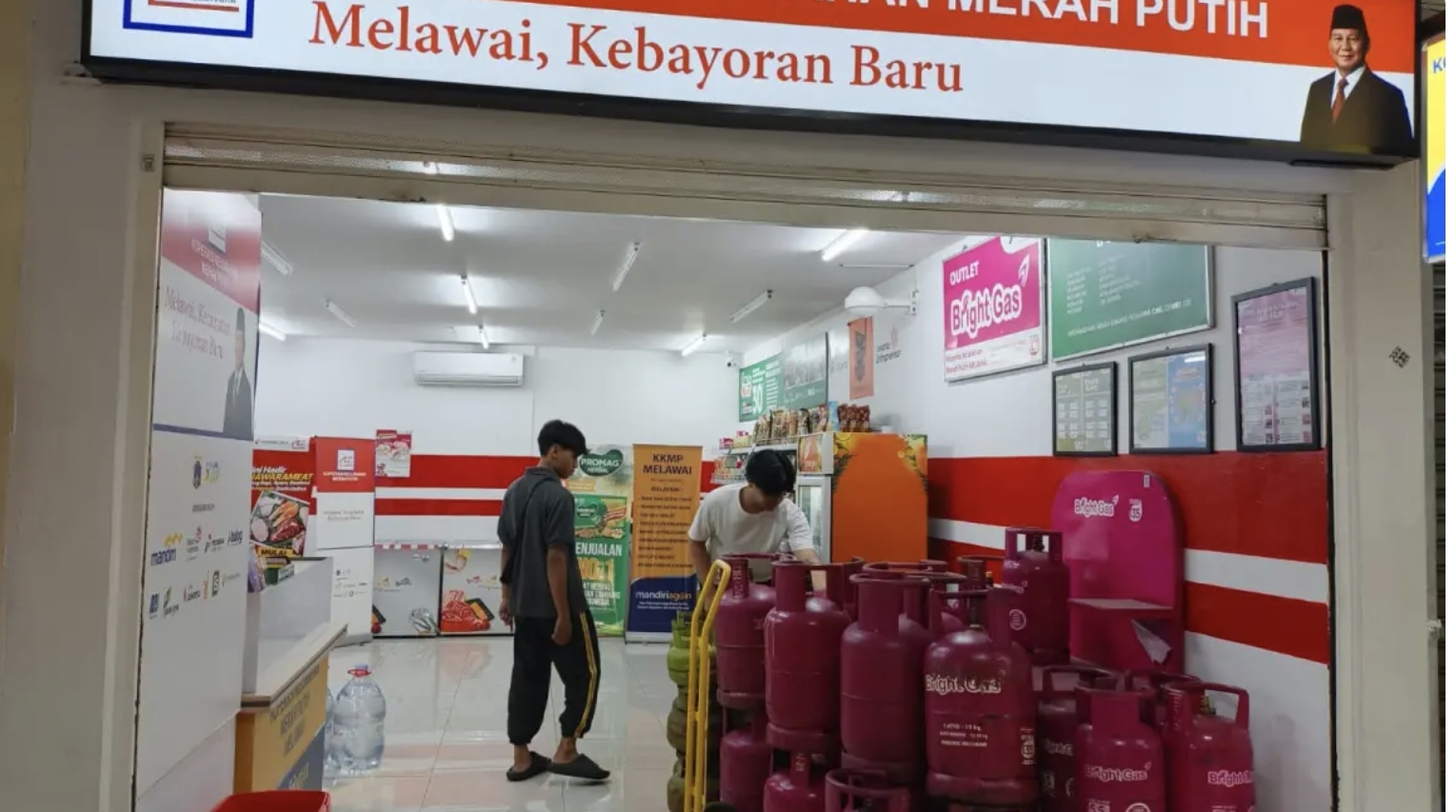 Aktivitas salah satu Koperasi Merah Putih yang ada di Jakarta. (Dimas Choirul/JawaPos.com)