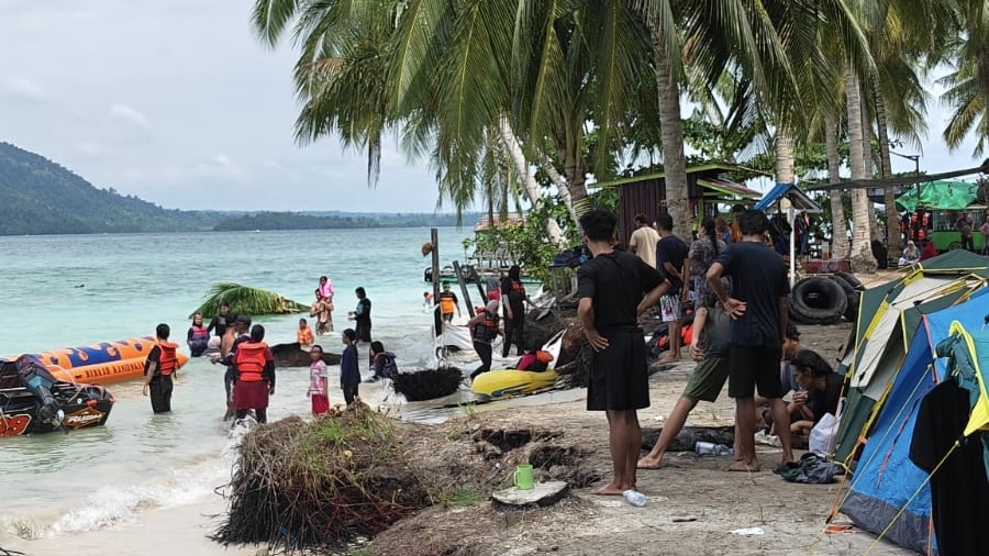 DIPADATI WISATAWAN: Bidukbiduk menjadi primadona dalam momen libur Lebaran kali ini. 12.226 wisatawan tercatat memasuki kawasan Bidukbiduk untuk berlibur dari berbagai daerah. (SENO/BP)