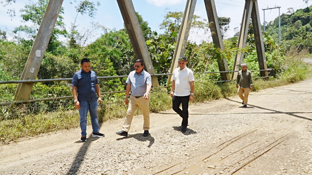 MONEV: Wagub Kaltara Ingkong Ala (tengah) lakukan monitoring dan evaluasi ke sejumlah fasilitas penting di Kecamatan Kayan Selatan dan Kayan Hulu, Kabupaten Malinau, Selasa (24/3). (DKISP KALTARA)