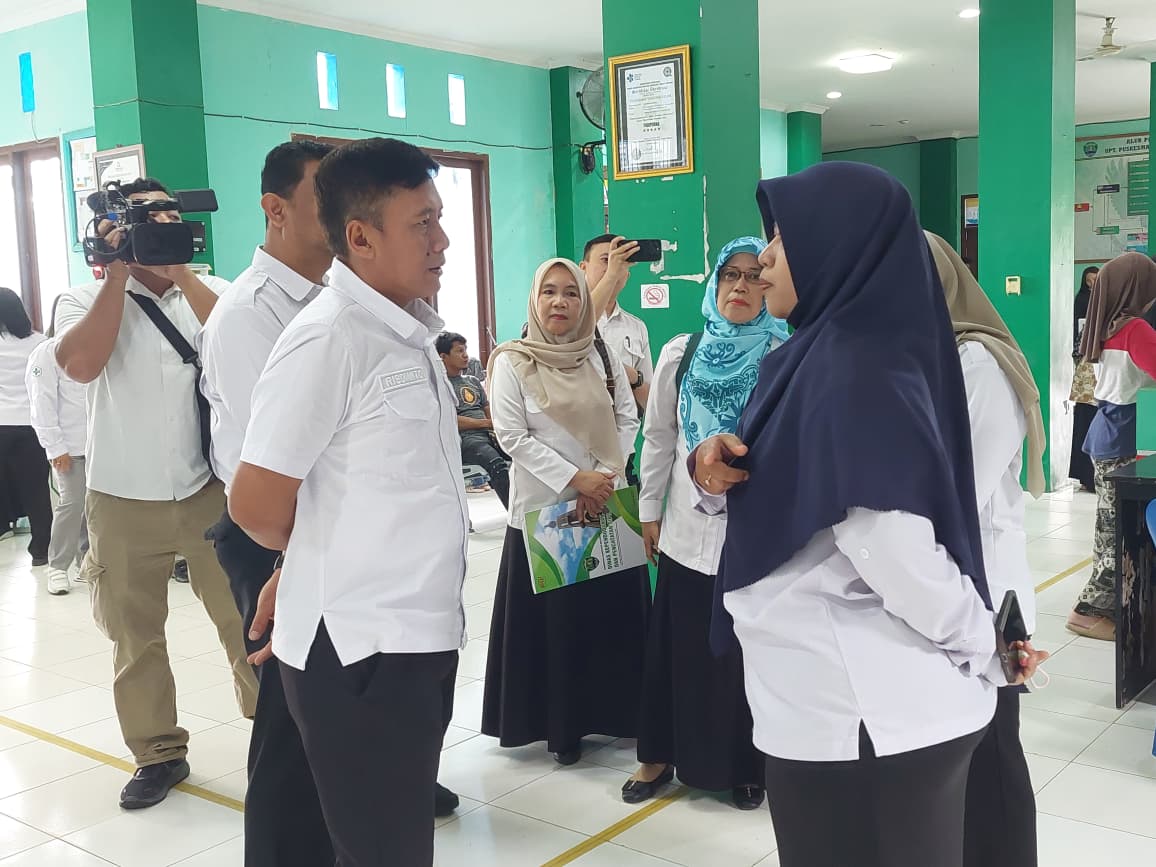 SIDAK: Sekkab Bulungan Risdianto (kiri) lakukan sidak di Puskesmas Tanjung Selor, Rabu (25/3). (FAISAL/HRK)