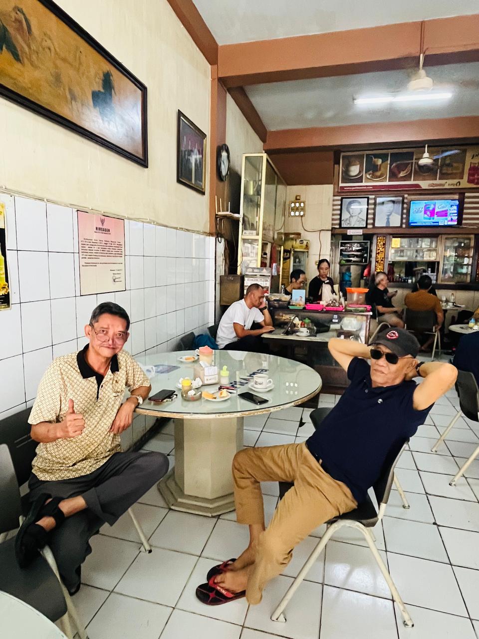 BERSANTAI: Dedy Mulyadi, tokoh pemuda di Berau jumpa di Warung Kopi Phoe Nam di Makassar. (DOK PRIBADI)