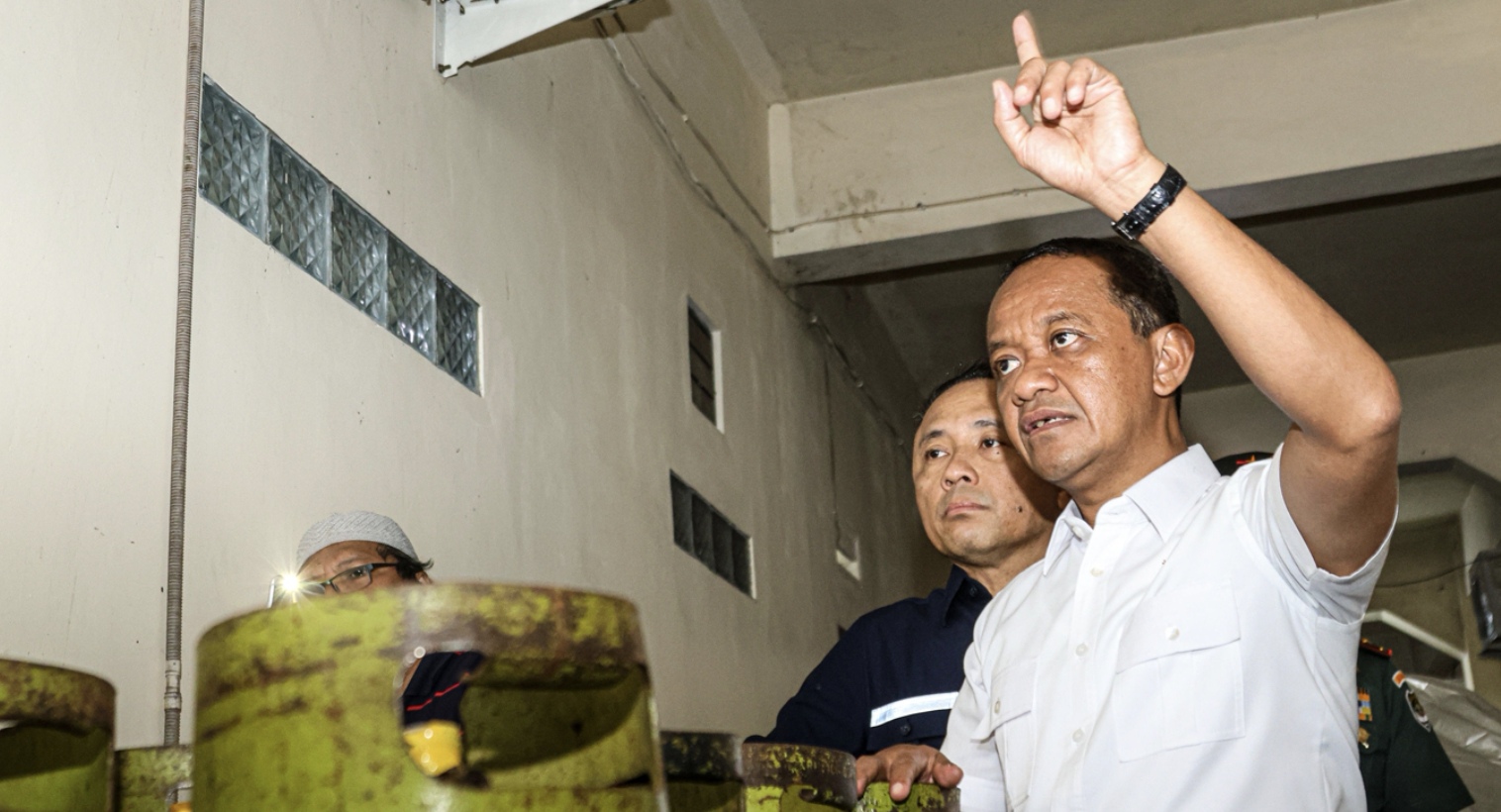 Menteri ESDM Bahlil Lahadalia mengecek pangkalan LPG 3 kg di Palmerah, Jakarta, Selasa (4/2/2025). (Hanung Hambara/Jawa Pos)