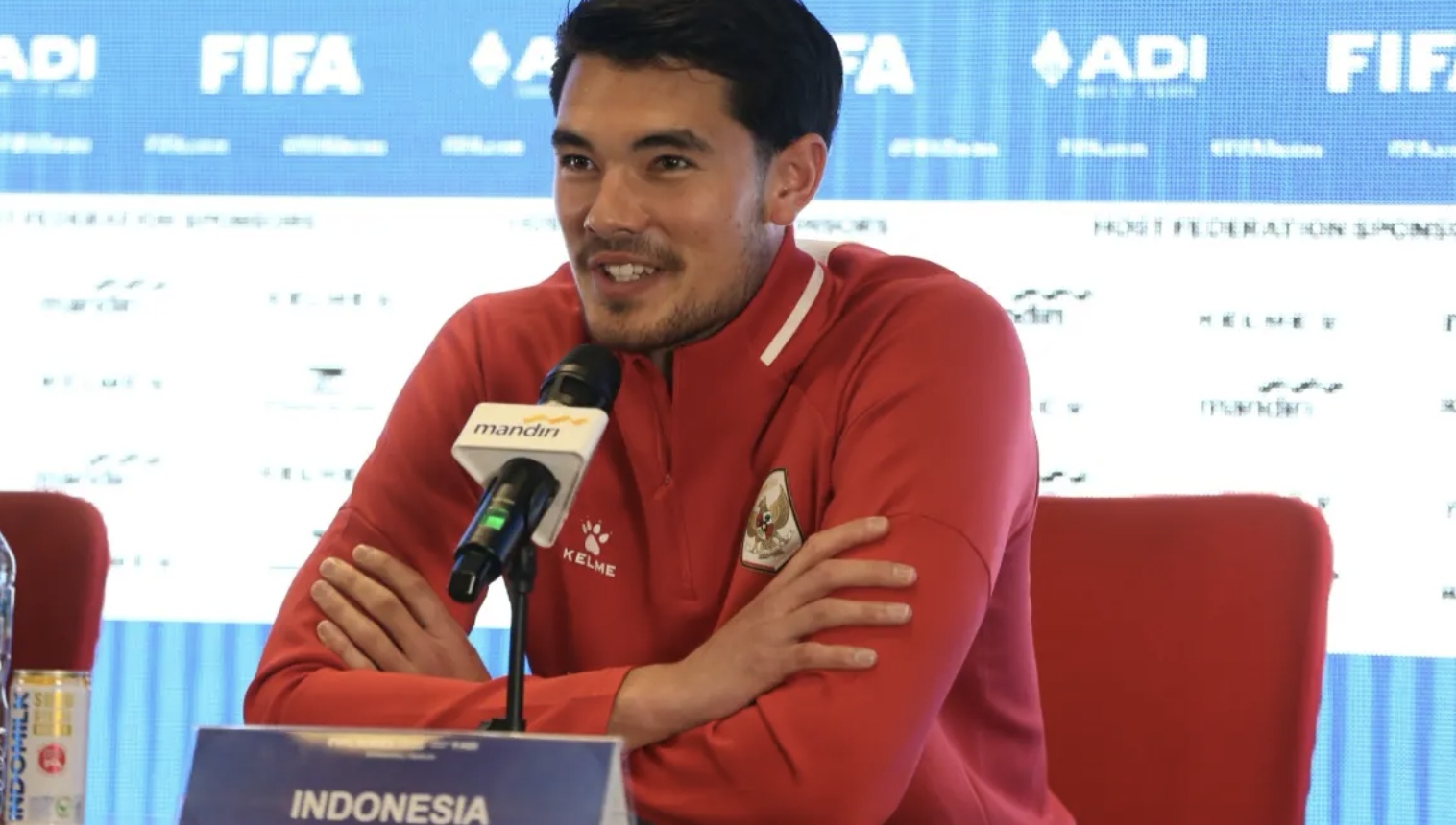 Pemain Timnas Indonesia Elkan Baggott berbicara dalam konferensi pers jelang FIFA Series 2026, Kamis (26/3/2026). (Dery Ridwansah/JawaPos.com)