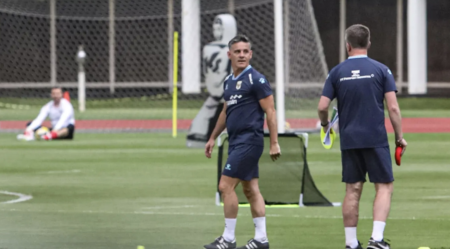 Pelatih Timnas Indonesia John Herdman memimpin sesi latihan terbuka di Stadion Madya Kompleks Gelora Bung Karno Senayan, Jakarta, Selasa (24/3/2026). (Salman Toyibi/Jawa Pos)