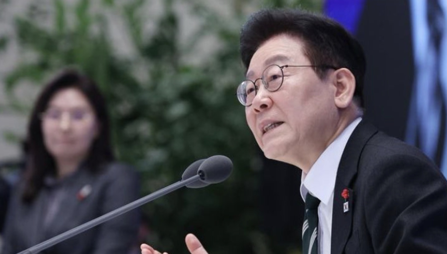 Presiden Korea Selatan Lee Jae Myung berbicara saat konferensi pers di Cheong Wa Dae (Blue House).