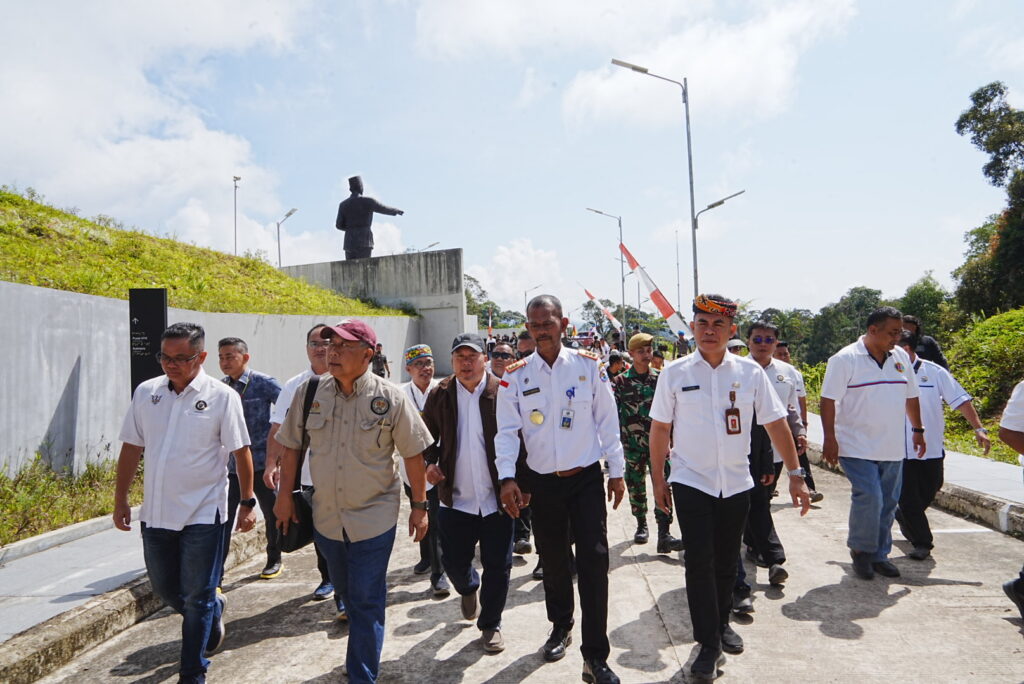 KUNKER: Asisten Bidang Perekonomian dan Pembangunan Setdaprov Kaltara, Bustan (kanan) meninjau di PLBN Terpadu Long Nawang bersama Wakil Menteri Digital Sarawak, Datuk Wilson Ugak Anak Kumbong.(DKISP)