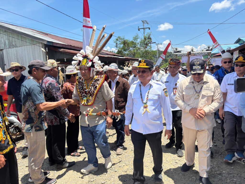 KAGUMI PLBN: Wagub Kaltara Ingkong Ala (kanan) saat mendampingi kunjungan kerja Wamen Digital Sarawak, Malaysia, Datuk Wilson Ugak Anak Kumbong ke perbatasan Apau Kayan, Kabupaten Malinau. (DKISP)