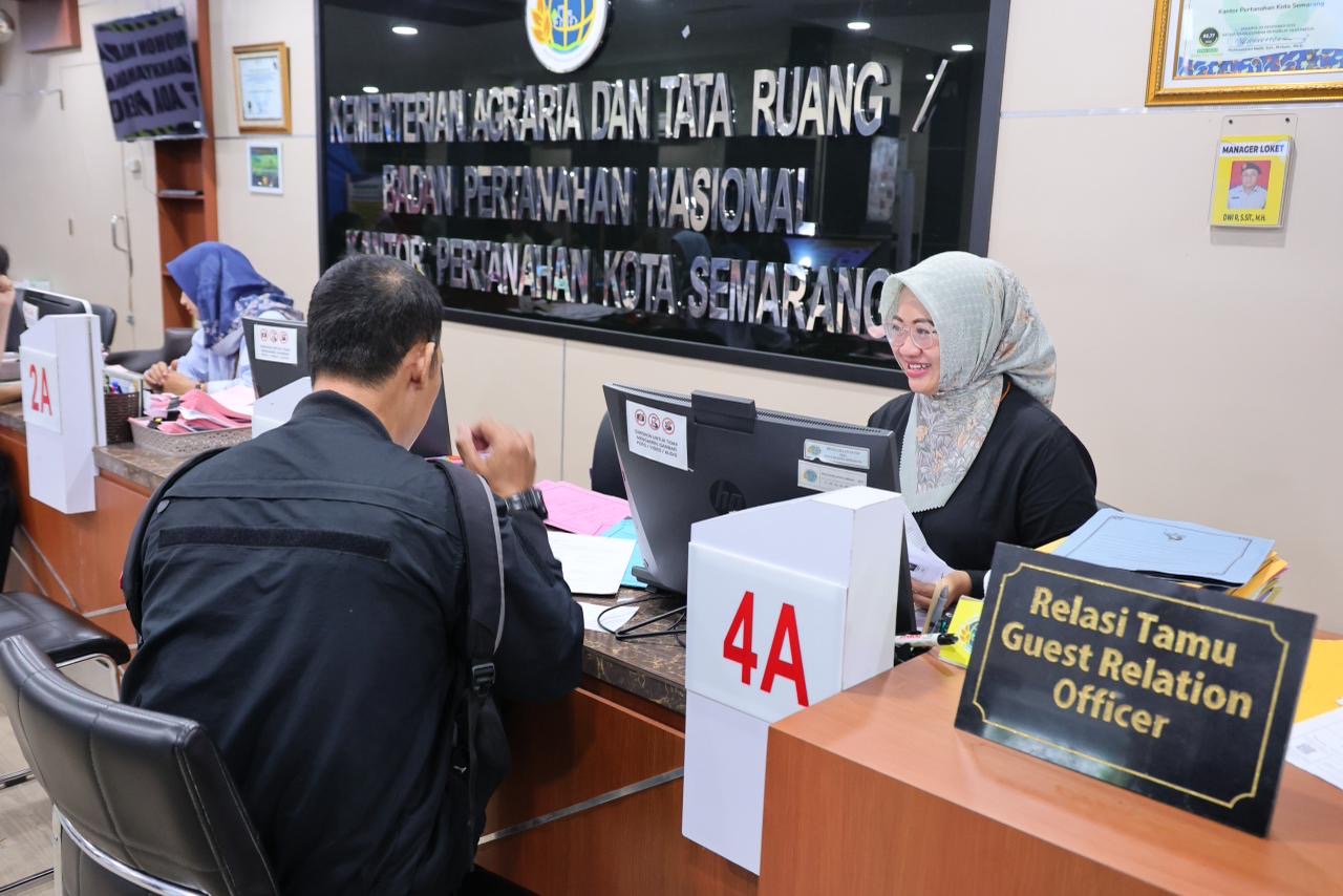 Petugas Kantor Pertanahan di Jawa Tengah tetap melayani masyarakat yang ingin mengurus administrasi pertanahan selama masa libur Idulfitri 1447 H.