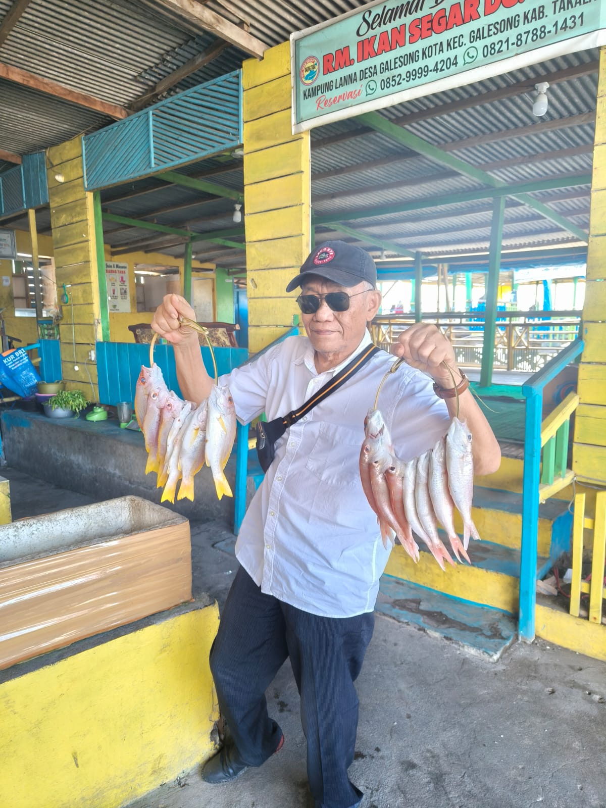 LANGSUNG BUNGKUS: Dua ikat juku eja hasil berburu di Kampung Kuliner Galesong, Kabupaten Takalar. (Dok pribadi)