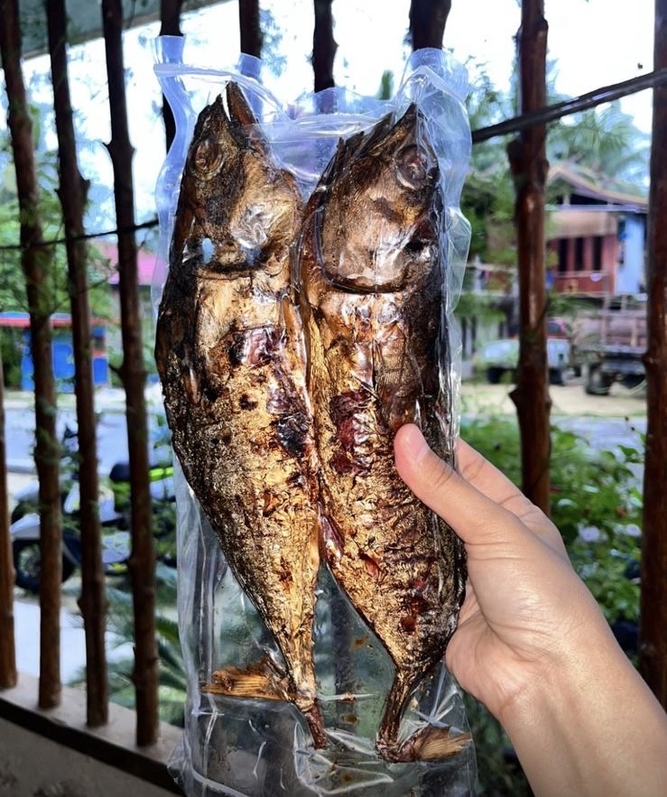 PRODUKSI PERIKANAN: Hasil perikanan di Berau cukup besar sehingga dapat dikelola sebagai produk olahan, seperti ikan asap yang dijalani kelompok masyarakat di Bidukbiduk. (SENO/BP)