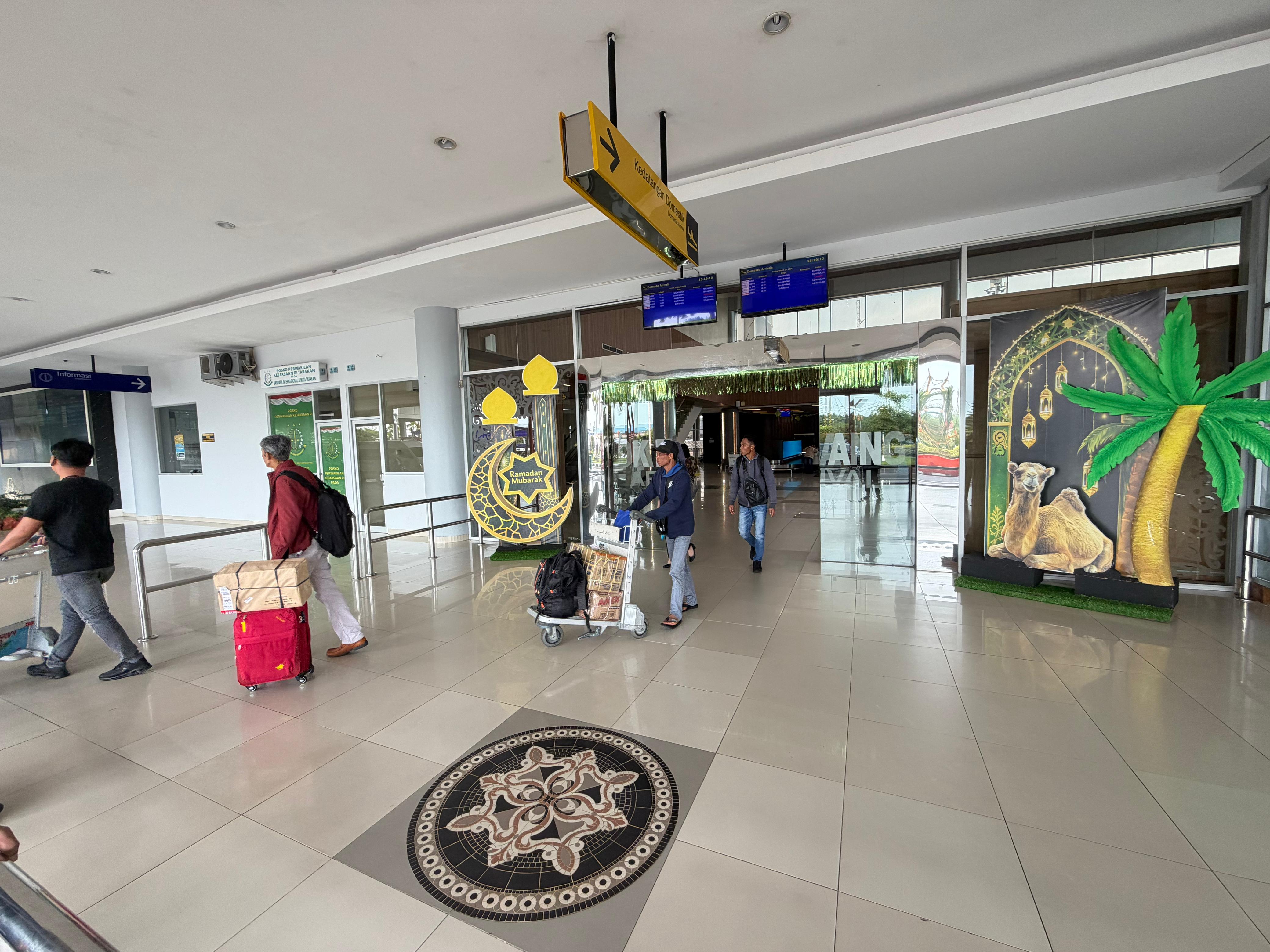 ARUS BALIK: Bandara Internasional Juwata Tarakan nampak kondusif saat arus balik Lebaran, Jumat (27/3). (SEPTIAN ASMADI/HRK)