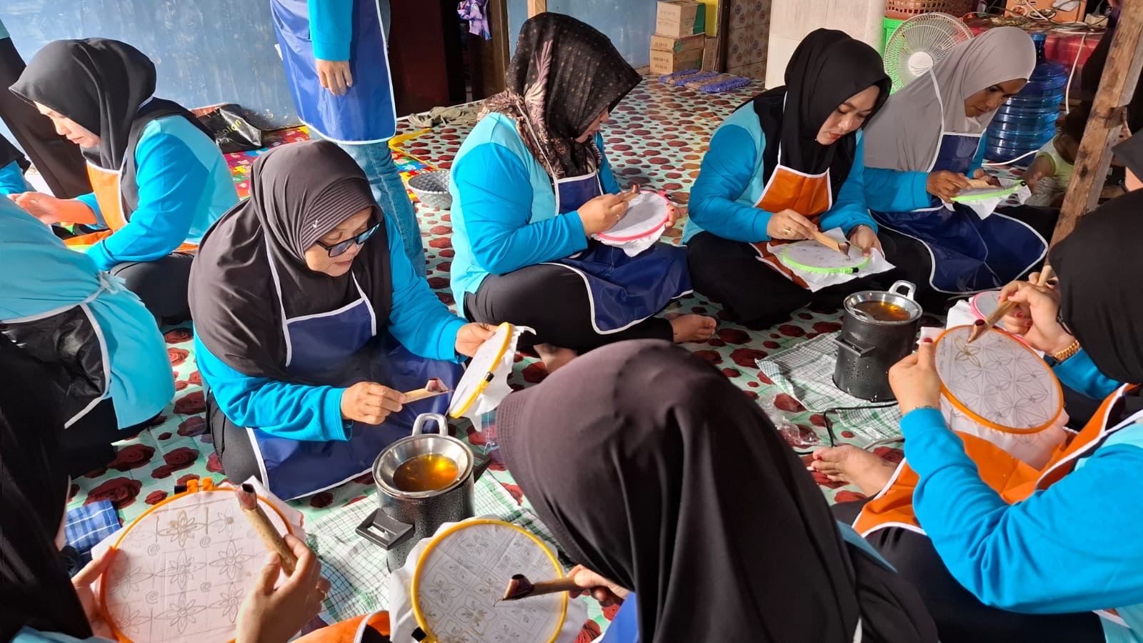 DUKUNG EKRAF: Pelaksanaan PPM ITB di Maratua mendorong penguatan ekonomi masyarakat melalui pelatihan membatik sebagai penguatan sektor ekraf di wilayah 3T. (SENO/BP)