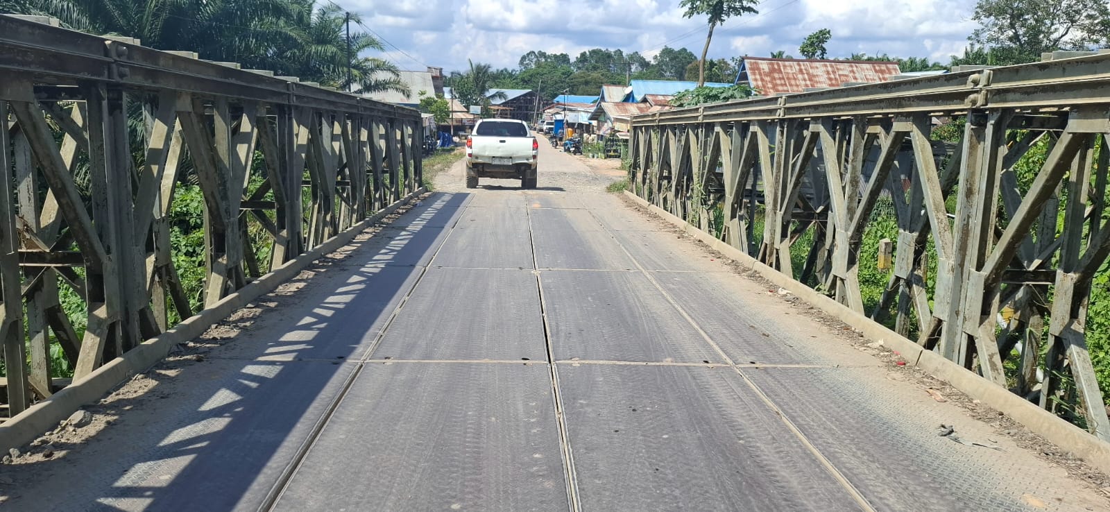 BUTUH PENANGANAN PERMANEN: Jembatan Bailey yang dipasang di Jembatan Gunung Sari memerlukan penanganan permanen segera, setelah mengalami kerusakan sejak 2022 silam. (SENO/BP)