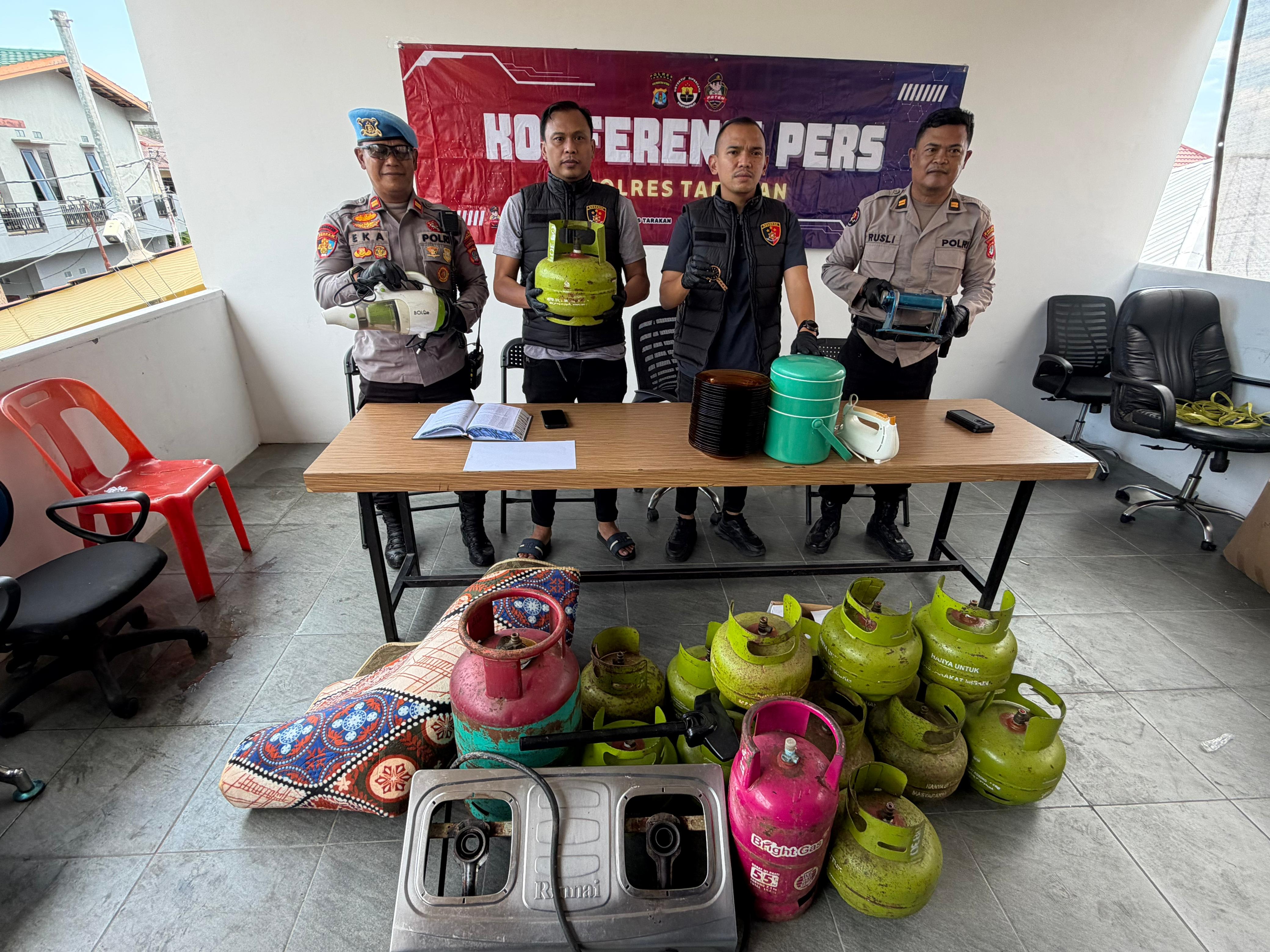 PENCURIAN: Barang bukti perabotan rumah tangga berhasil disita dari hasil kejahatan, Sabtu (28/3). (SEPTIAN ASMADI/HRK)