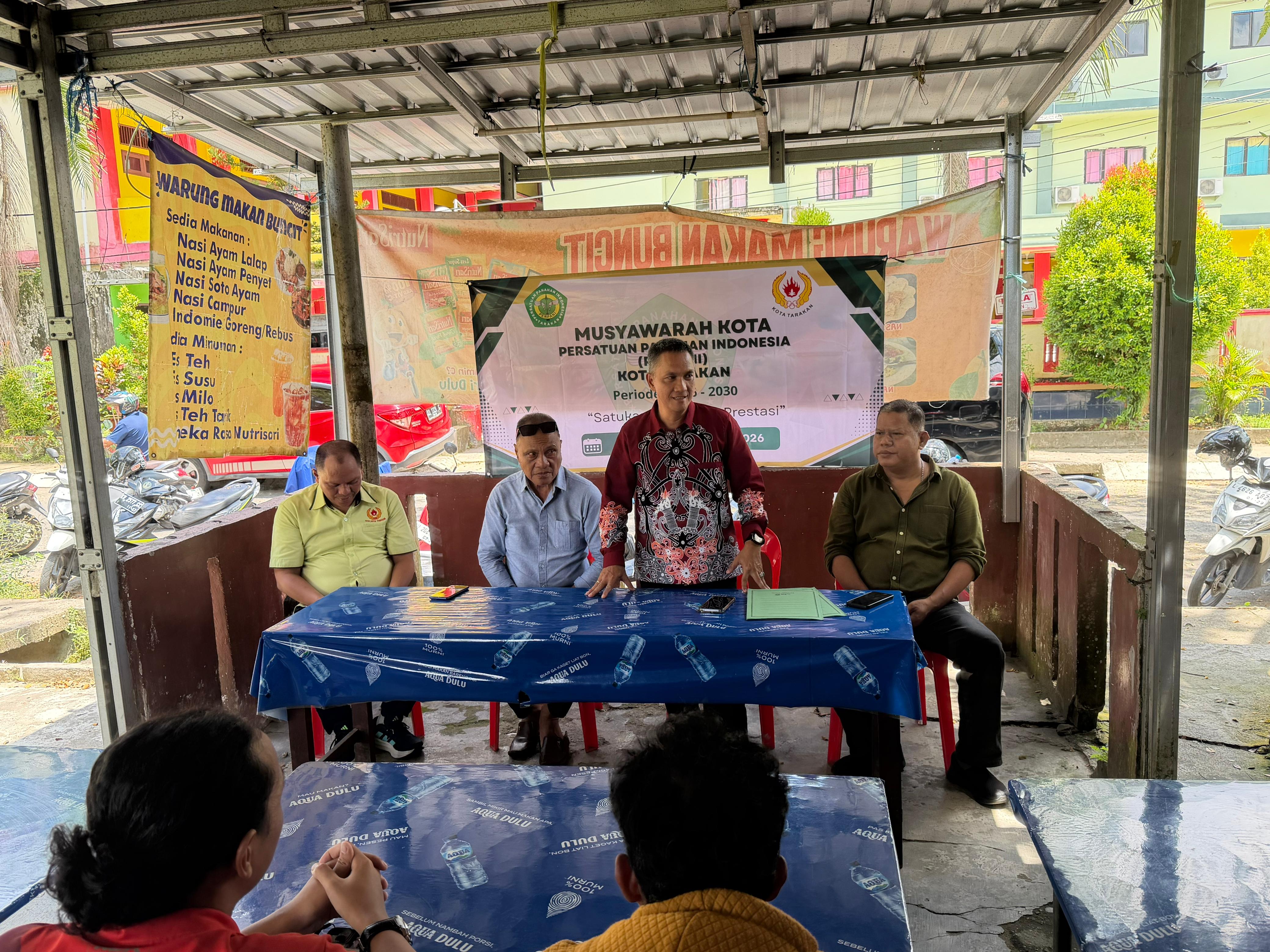 TERPILIH AKLAMASI: Ketua Perpani Kota Tarakan dr Rozi Djoko Arfiono beri sambutan usai terpilih secara aklamasi, Minggu (29/3). (SEPTIAN ASMADI/HRK)