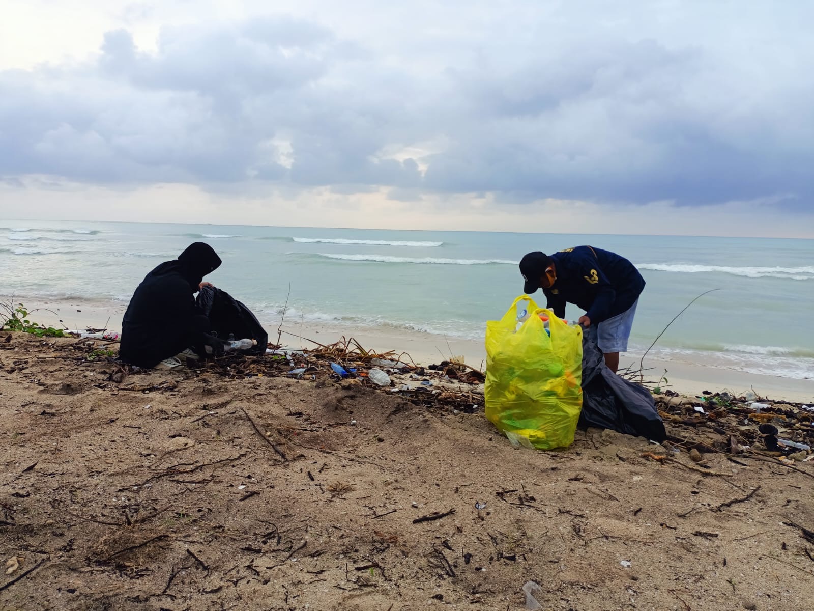 PEDULI LINGKUNGAN: Aksi bersih-bersih dilakukan warga Kampung Bidukbiduk di area pesisir. Hingga kini, kampung tersebut belum memiliki fasilitas TPS 3R untuk pengelolaan sampah. (KAKAM BIDUKBIDUK)