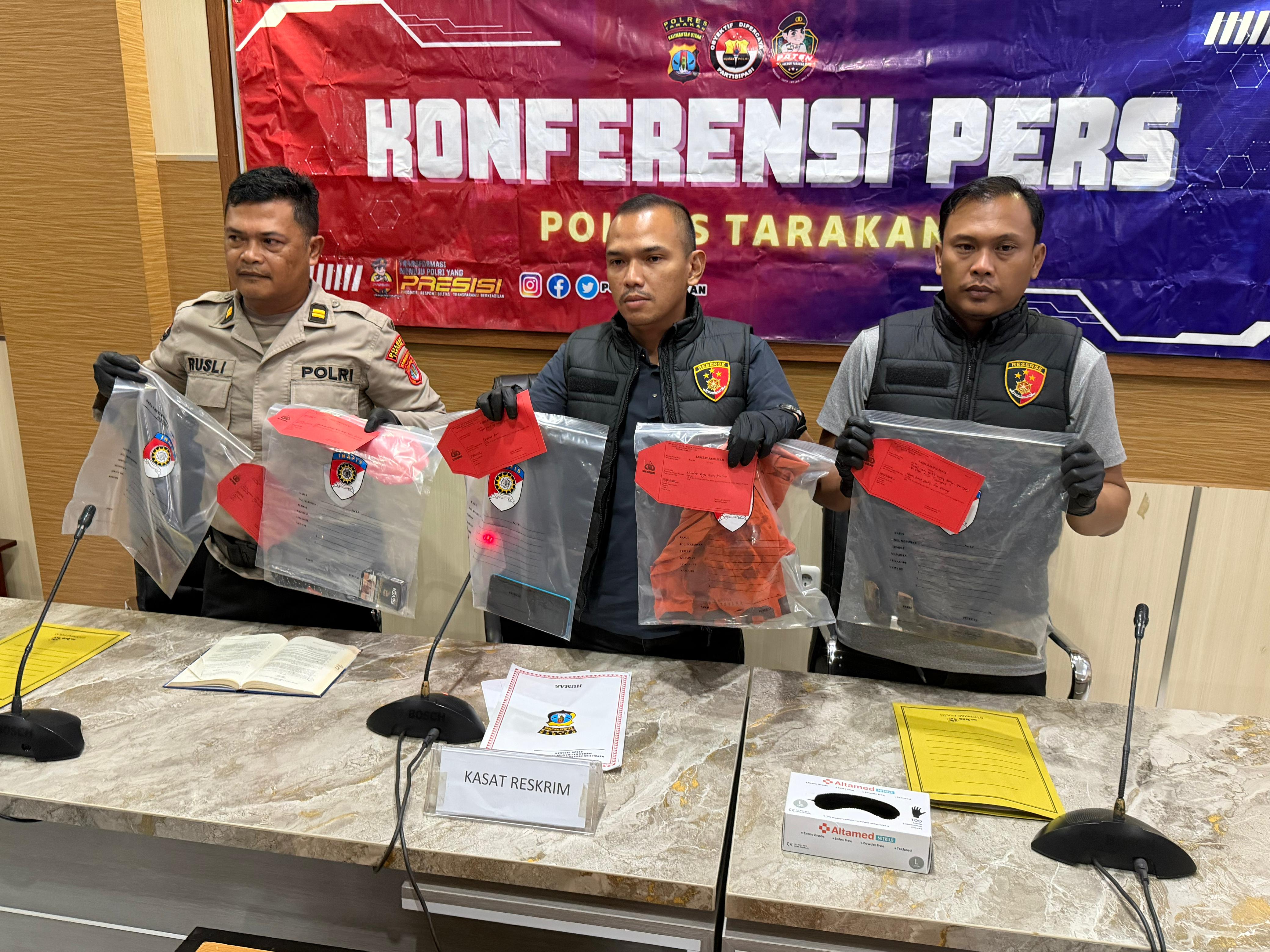  PERLIHATKAN BARANG BUKTI: Tanpa menampilkan tersangka, polisi perlihatkan barang bukti penganiayaan, Sabtu (28/3). (SEPTIAN ASMADI/HRK)