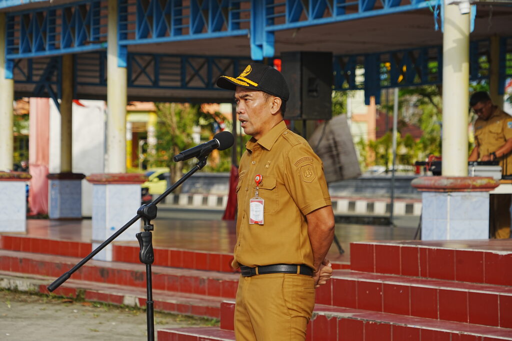 LIBURAN USAI: Sekprov Kaltara Denny Harianto pimpin apel perdana di Lapangan Agatish Tanjung Selor, Senin (30/3). (DKISP KALTARA)