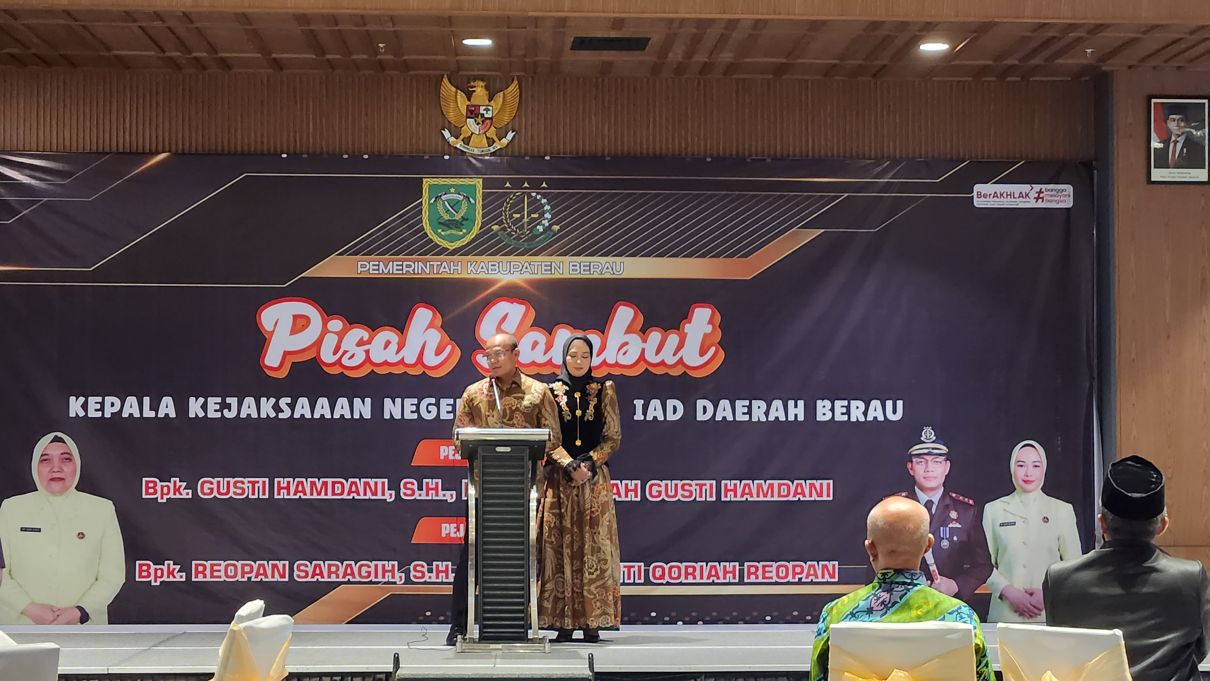 PISAH SAMBUT: Reopan Saragih (foto kiri) menjabat sebagai Kepala Kejaksaan Negeri Berau menggantikan Gusti Hamdani, yang kini mendapat tugas sebagai Aspidsus  Kajati Kaltim. (SENO/BP)