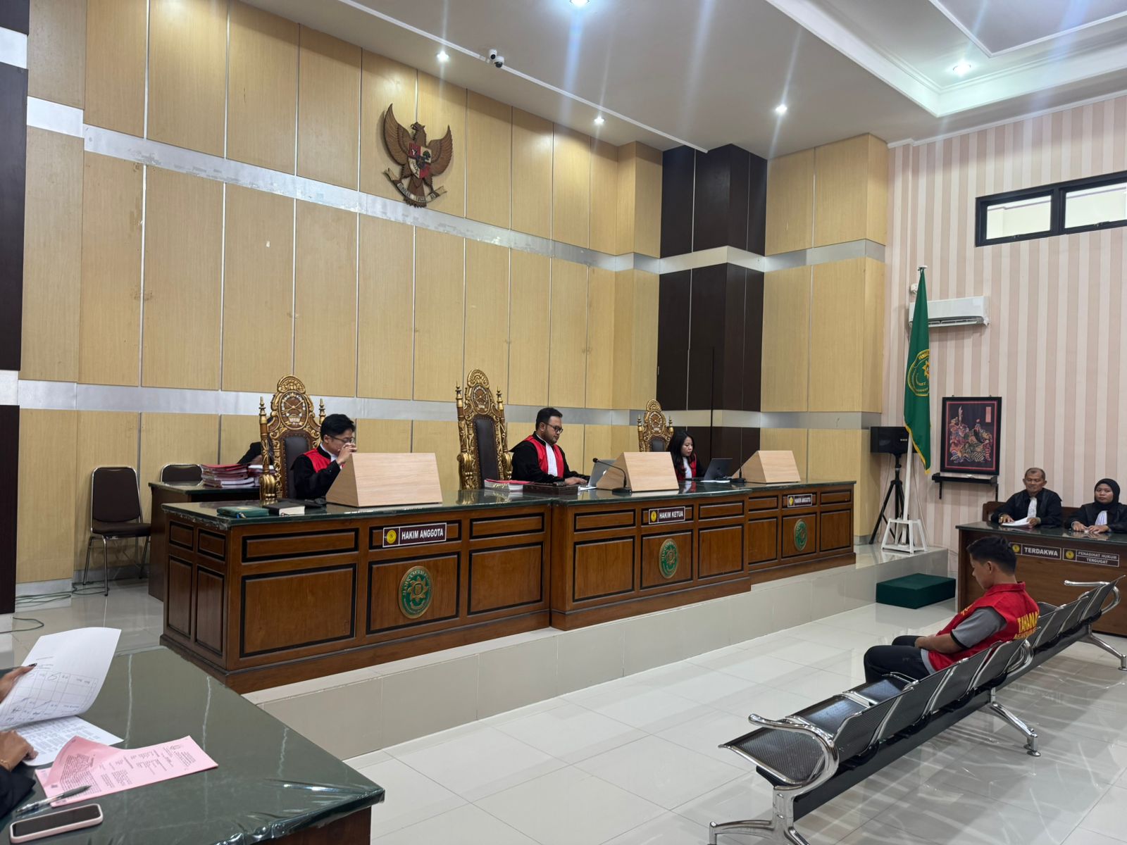 PERCOBAAN 10 TAHUN: Julius divonis pidana mati dengan masa percobaan 10 tahun, putusan tersebut dibacakan majelis hakim pada sidang pembacaan putusan di PN Tanjung Redeb, Senin (30/3). (SENO/BP)