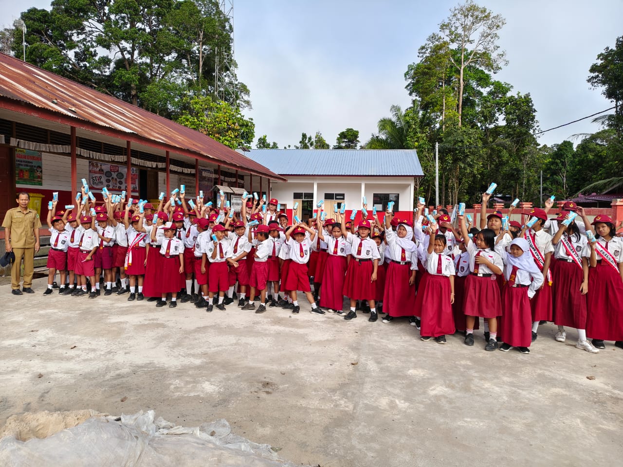 KOMITMEN: PT DLJ menghadirkan Program Susu Sehat Bernutrisi (Sehati) berupa pembagian susu gratis kepada anak-anak sekolah di sekitar perusahaan.
