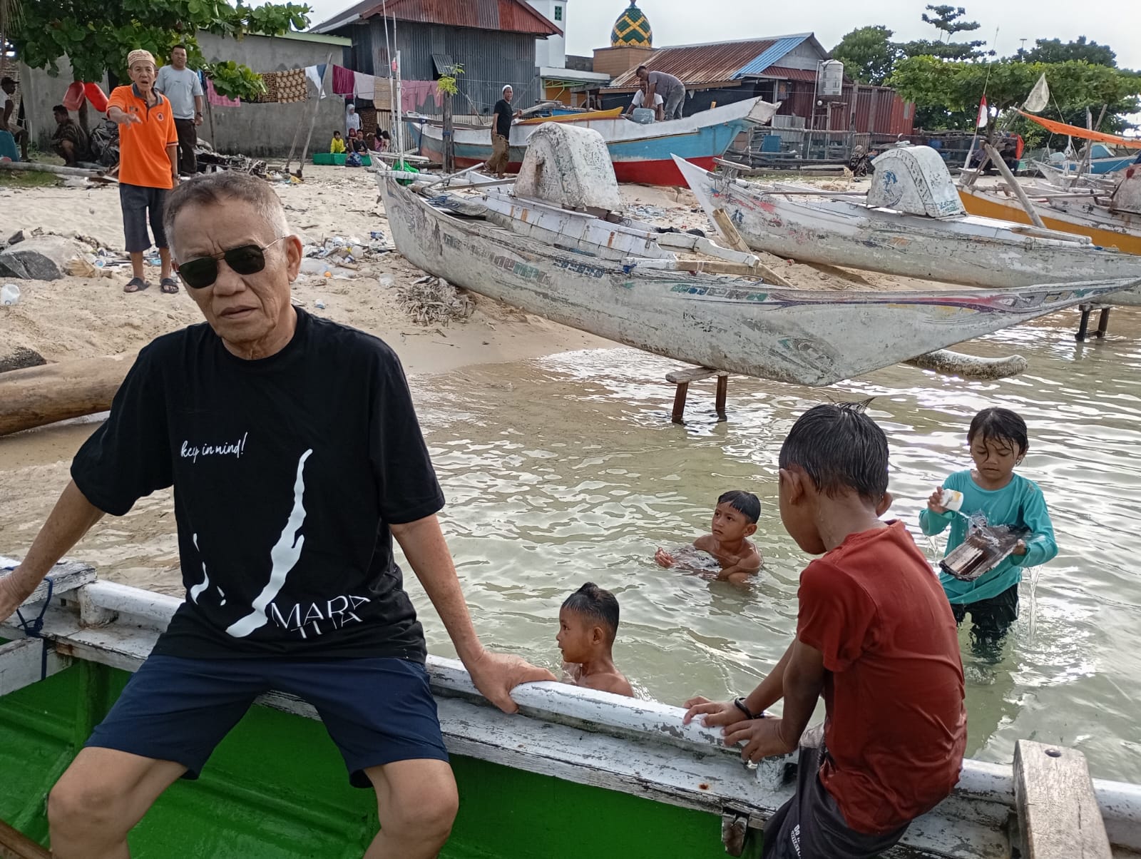 NOSTALGIA: DI tepi pantai inilah 40 tahu silam saya bermain pasir putih, seperti anak-anak pulau itu. (DOK PRIBADI)