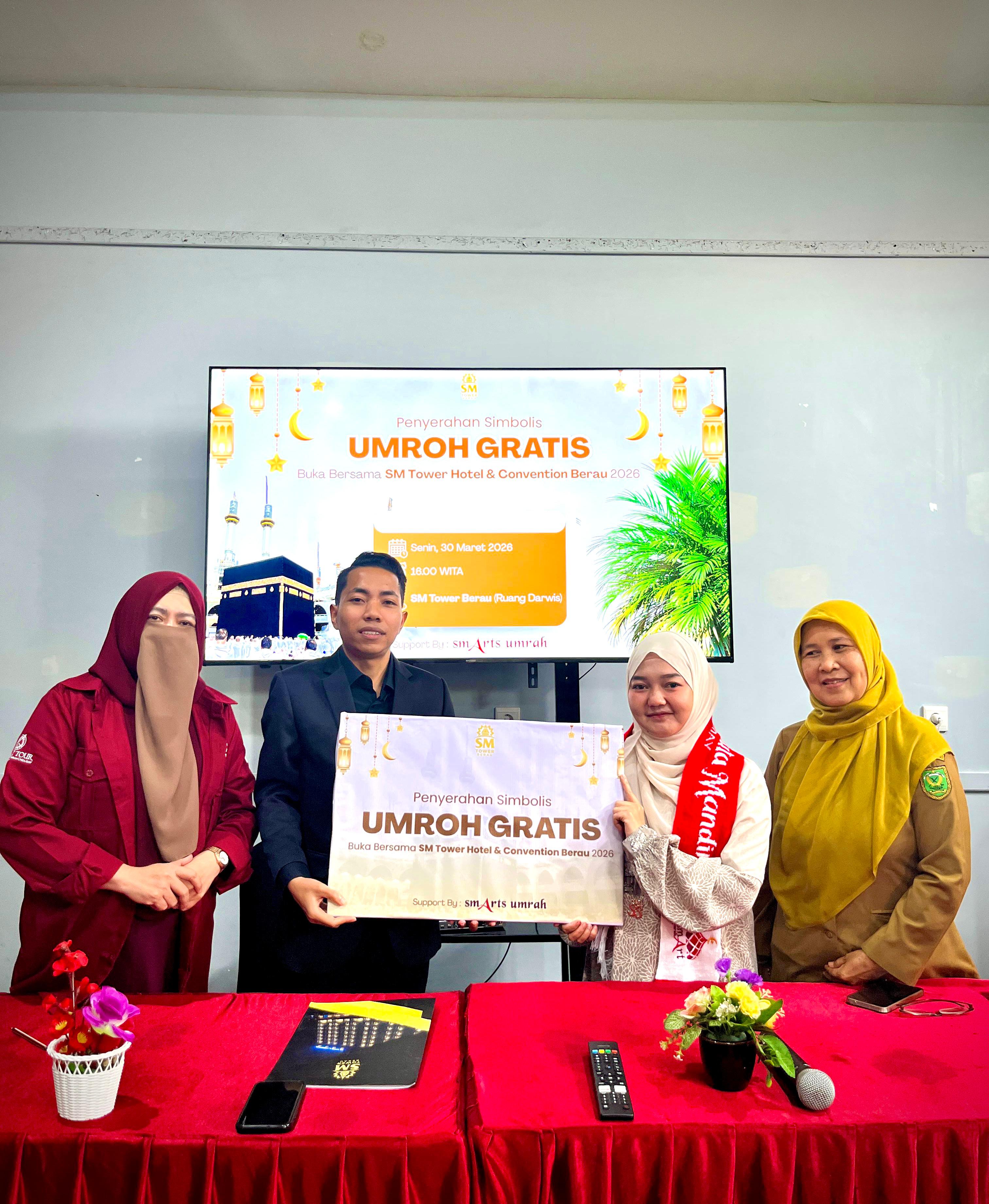 HADIAH: Manager SM Tower Hotel Berau Zamroni menyerahkan hadiah umrah kepada pemenang undian saat mengikuti buka puasa bersama di SM Tower Hotel Berau. 