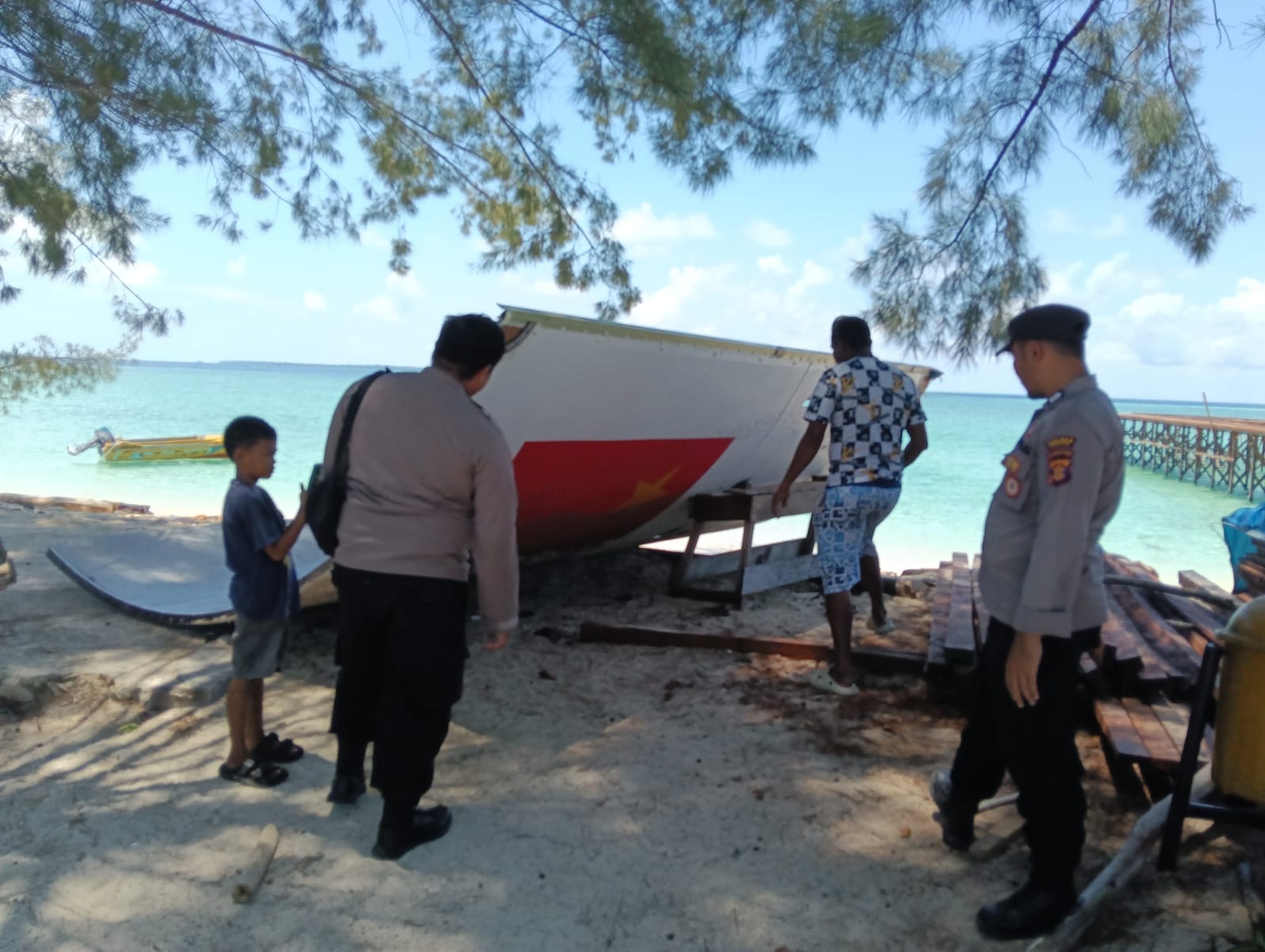 LAKUKAN PEMERIKSAAN: Personel Polsek Pulau Derawan lakukan pendalaman atas temuan yang diduga satelit. (ARTA KUSUMA YUNANDA/BP)