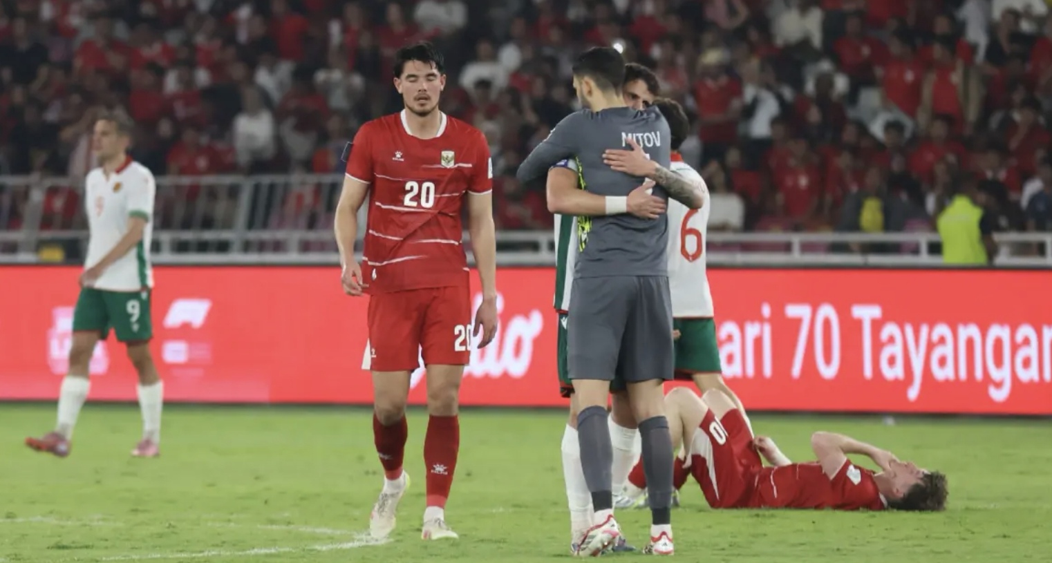 Para pemain Timnas Indonesia tertunduk lesu usai kalah dari Bulgaria dalam laga final FIFA Series 2026 di Stadion Utama Gelora Bung Karno, Senin (30/3/2026). (Dery Ridwansah/JawaPos.com)