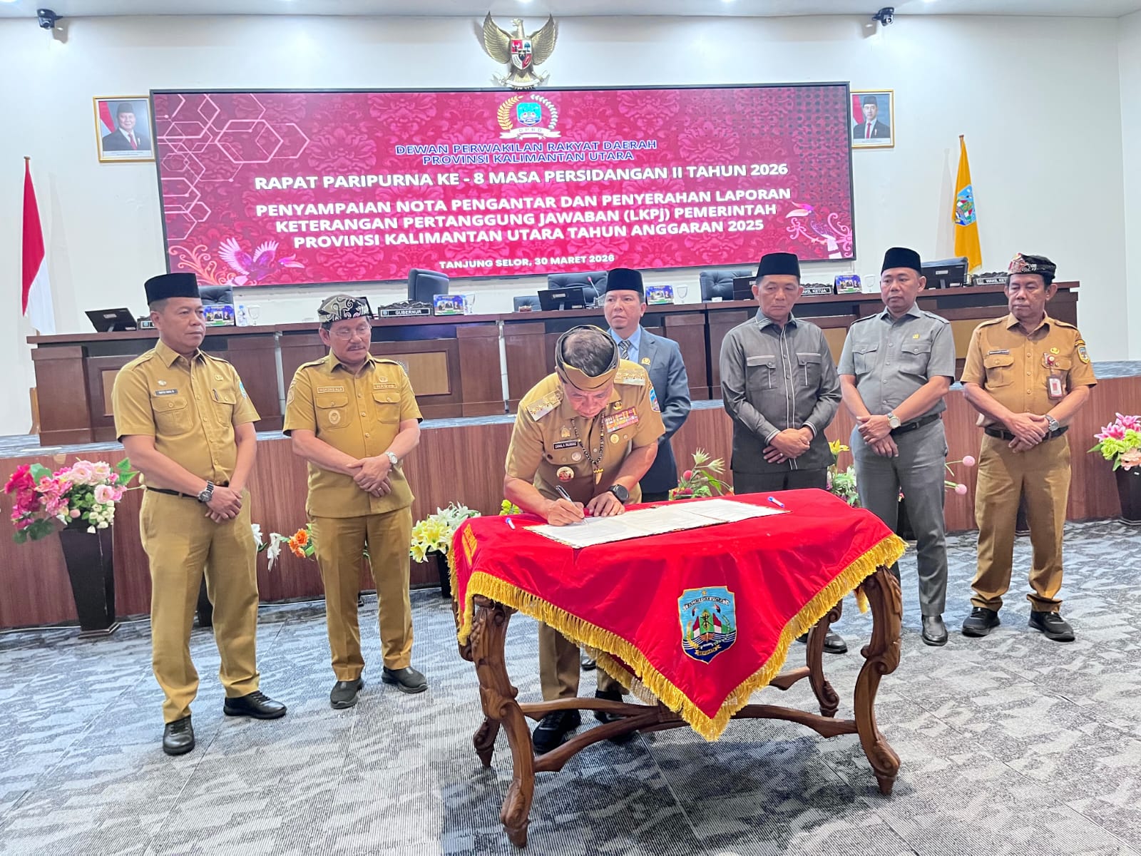 PENYAMPAIAN LKPJ: Gubernur Kaltara Zainal Arifin Paliwang menandatangani LKPJ Tahun Anggaran 2025 dalam rapat paripurna DPRD Kaltara, Senin (30/3). (FAISAL/HRK)
