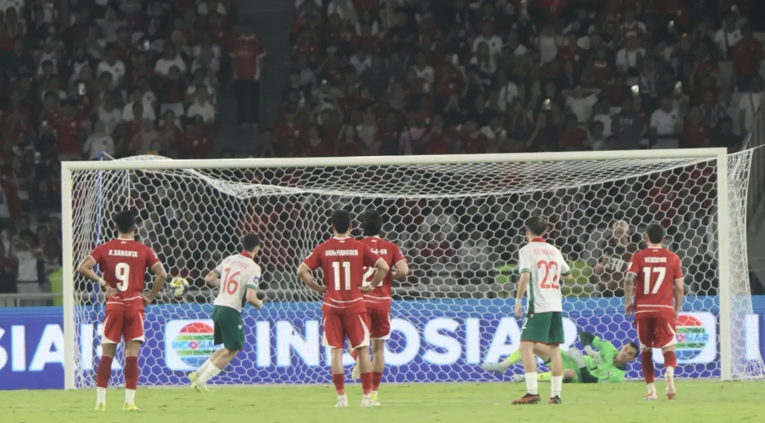 Gol pinalti dari pemain Bulgaria dalam laga final FIFA Series 2026 di Stadion Utama Gelora Bung Karno, Senin (30/3/2026). (Dery Ridwansah/ JawaPos.com)